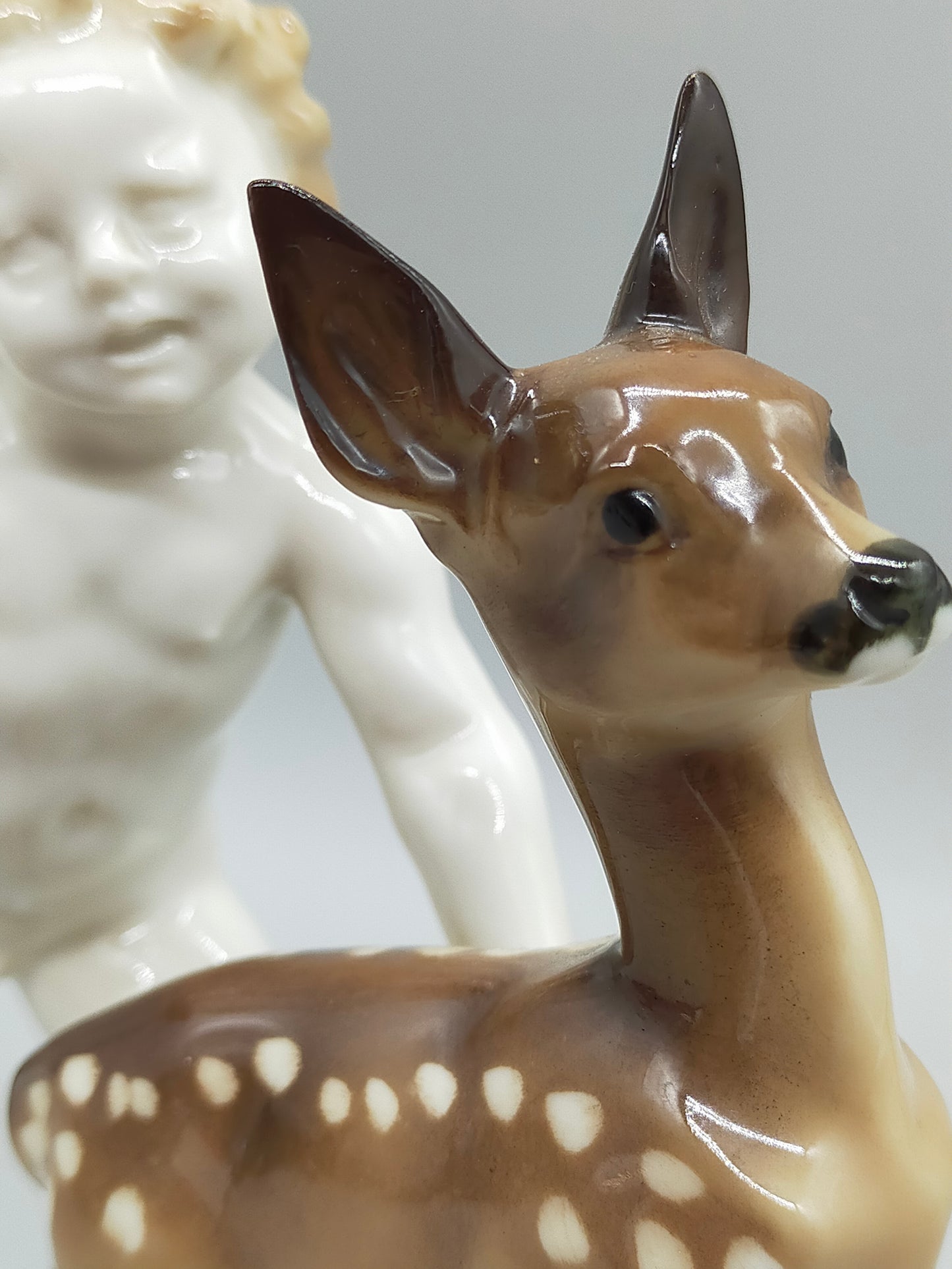 Hutschenreuther Porzellanfigur Putto mit Reh Karl Tutter Kunstabteilung