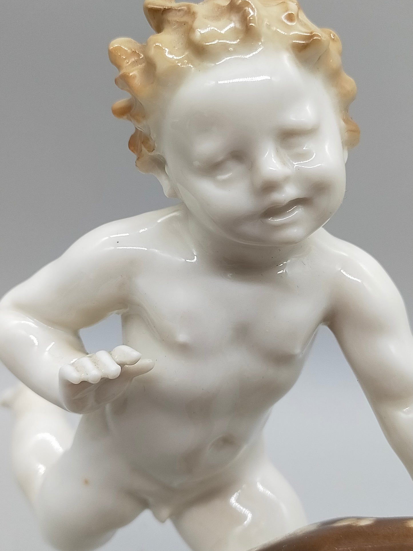 Hutschenreuther Porzellanfigur Putto mit Reh Karl Tutter Kunstabteilung