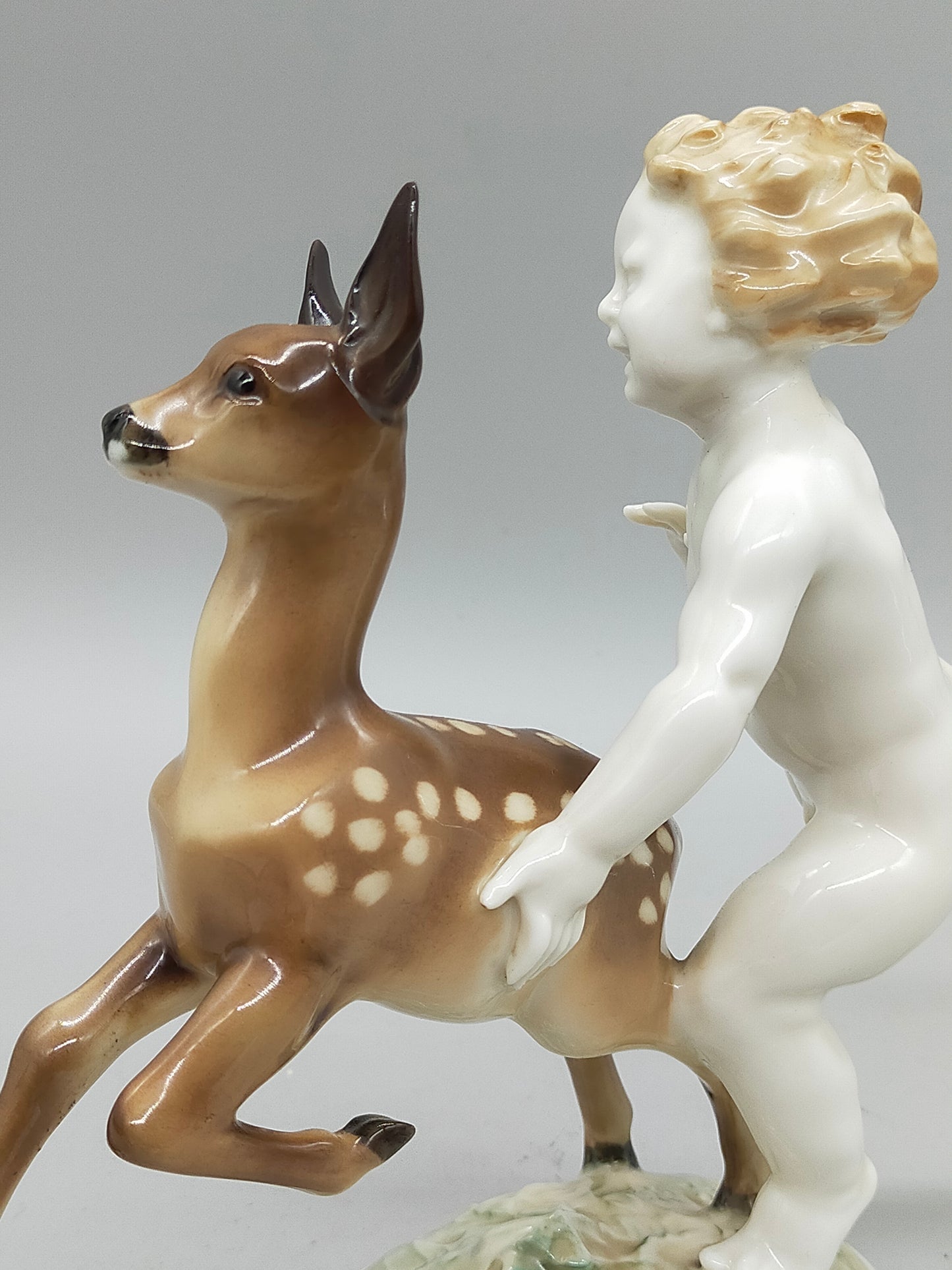 Hutschenreuther Porzellanfigur Putto mit Reh Karl Tutter Kunstabteilung