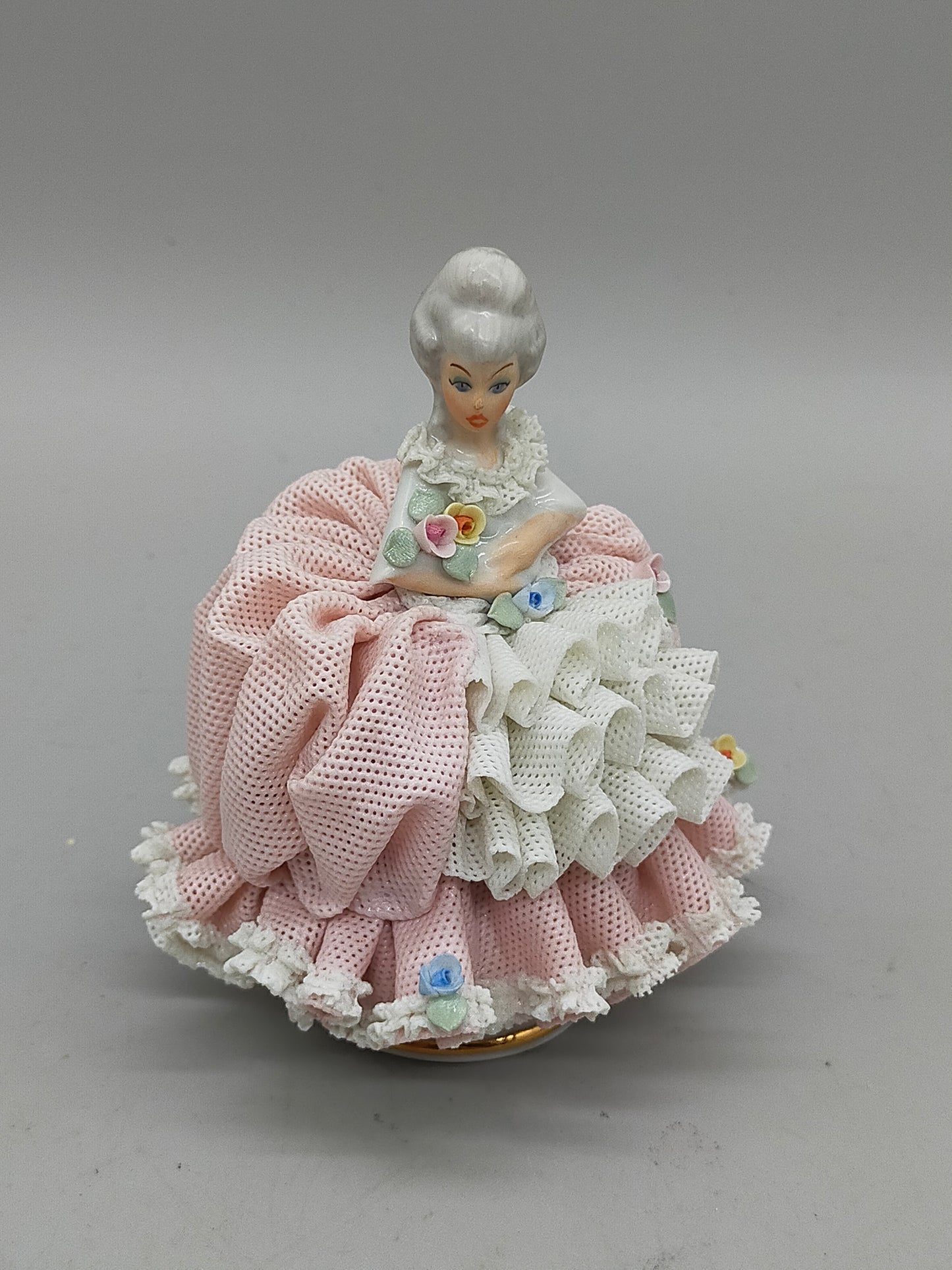 Dresdner Porzellan Figur – Elegante Dame im rosa Spitzenkleid
