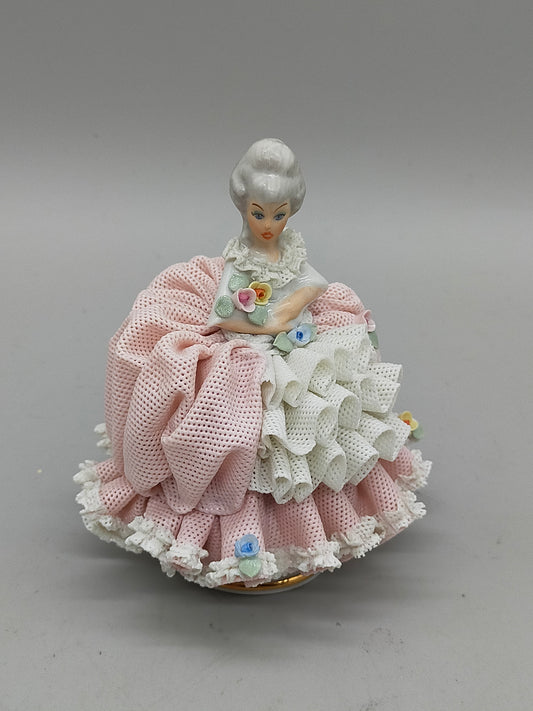 Dresdner Porzellan Figur – Elegante Dame im rosa Spitzenkleid