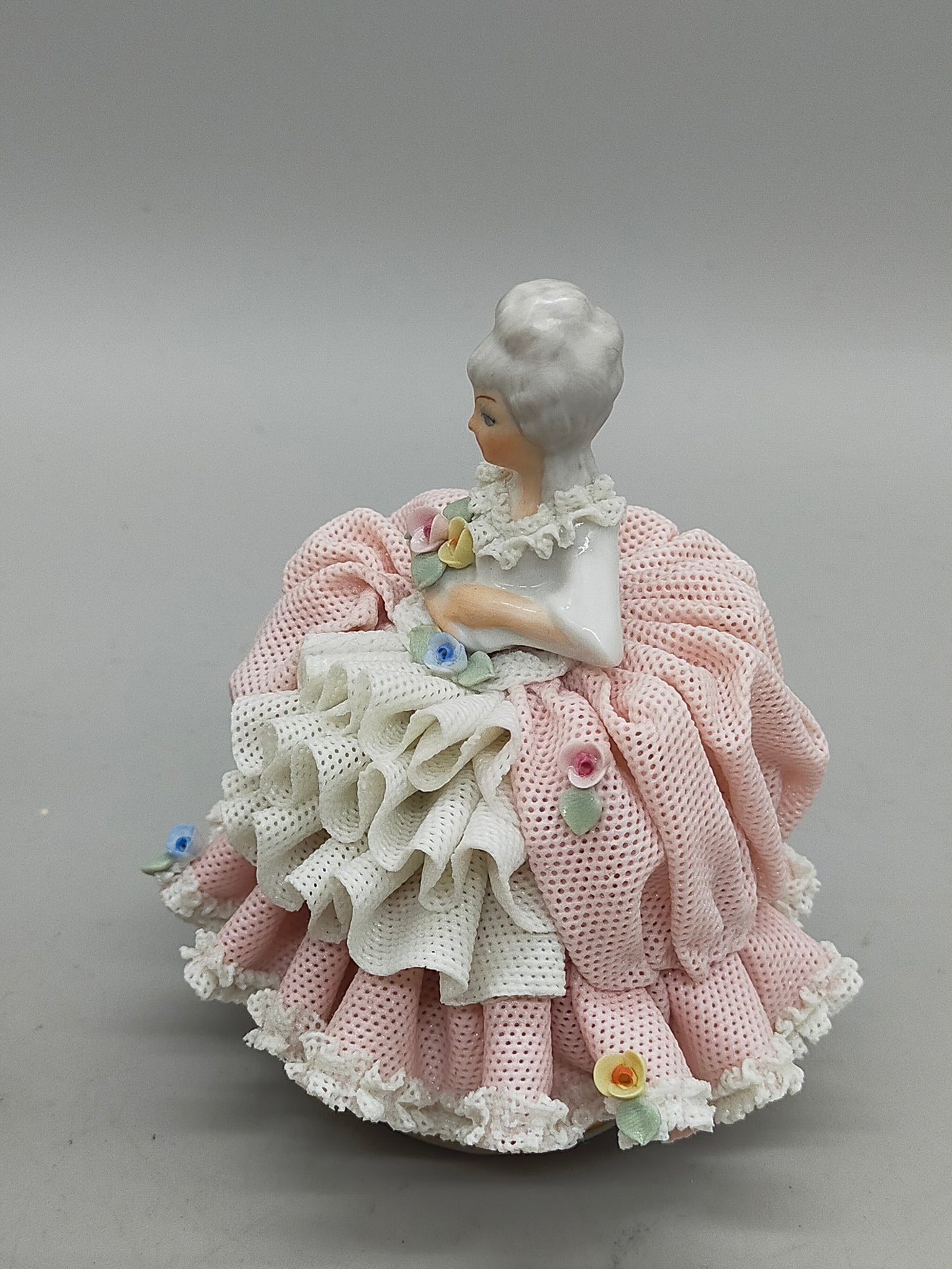 Dresdner Porzellan Figur – Elegante Dame im rosa Spitzenkleid