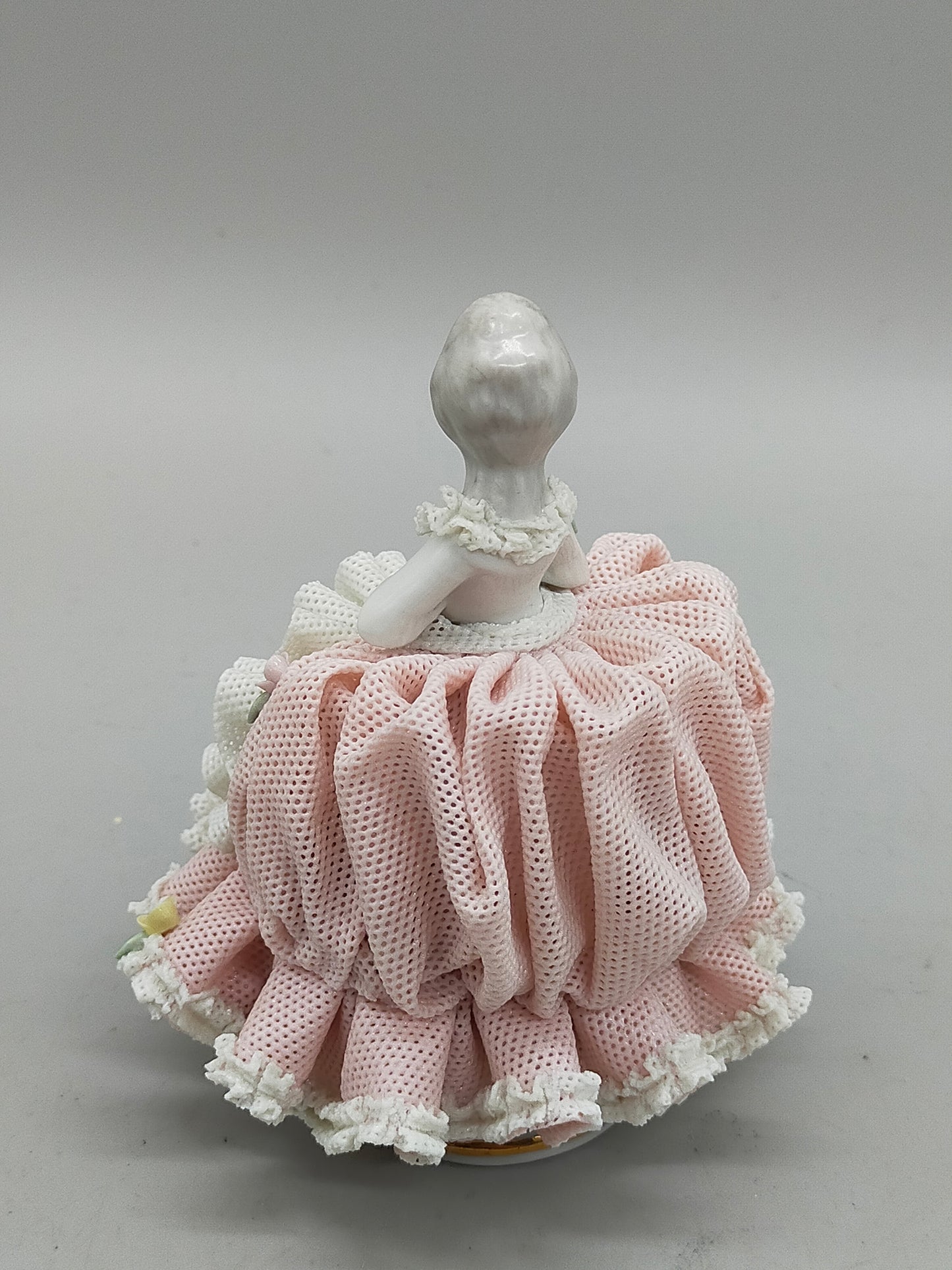 Dresdner Porzellan Figur – Elegante Dame im rosa Spitzenkleid