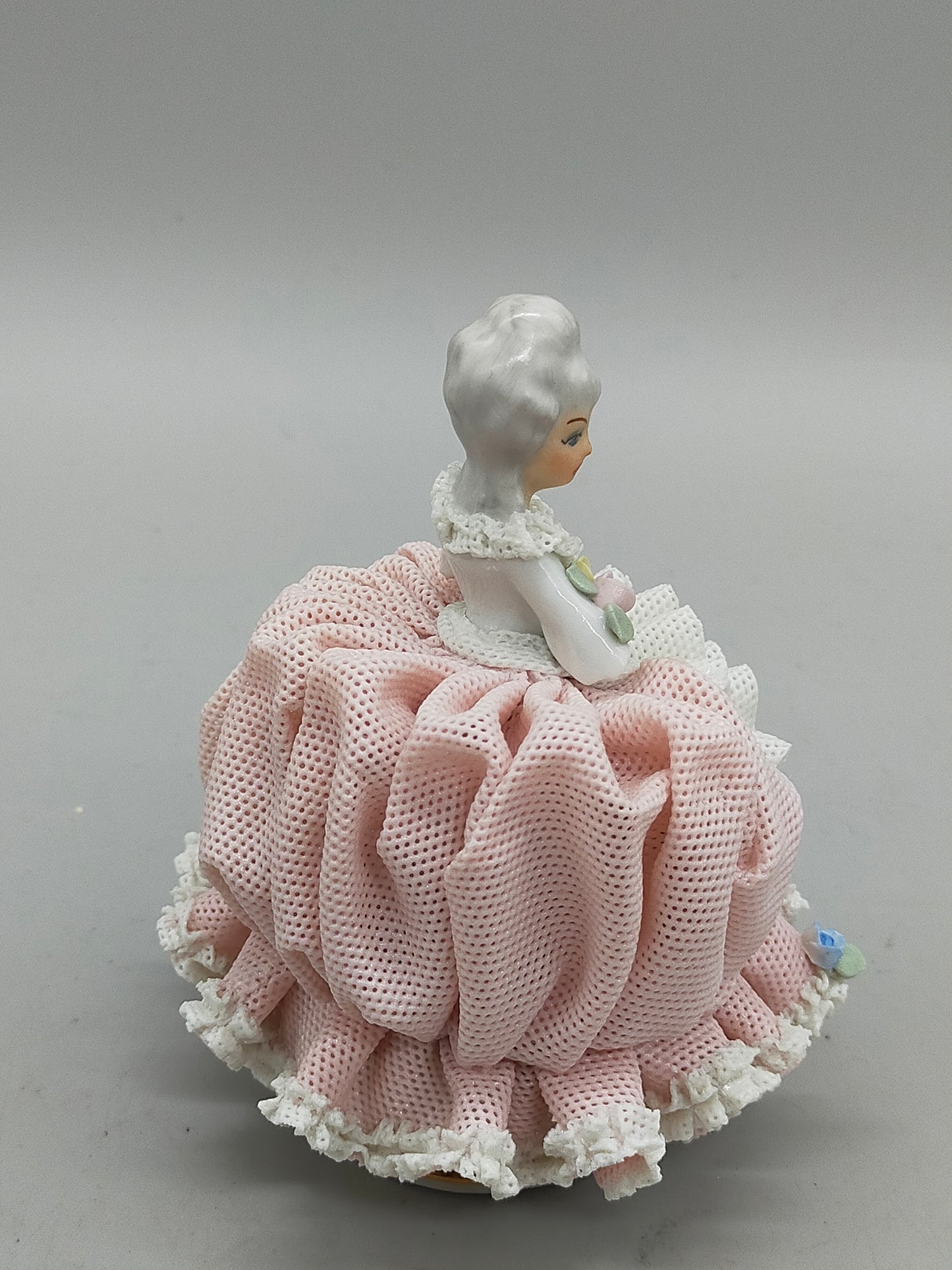 Dresdner Porzellan Figur – Elegante Dame im rosa Spitzenkleid