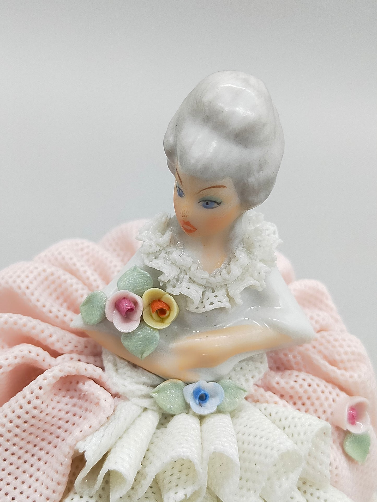 Dresdner Porzellan Figur – Elegante Dame im rosa Spitzenkleid