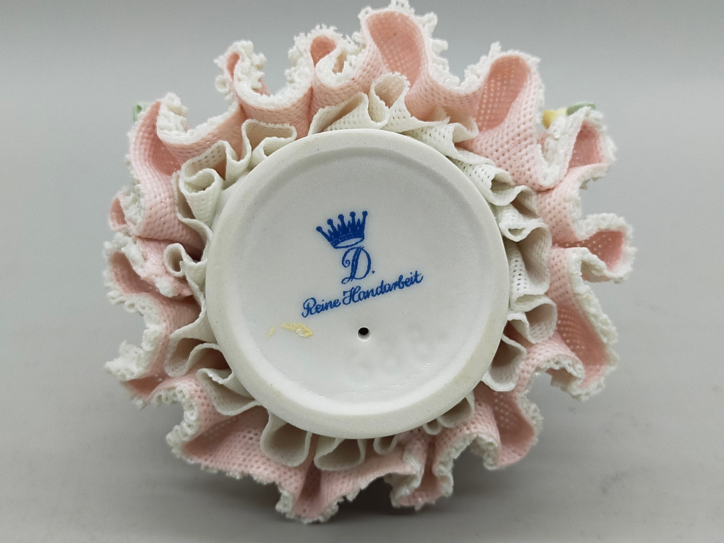 Dresdner Porzellan Figur – Elegante Dame im rosa Spitzenkleid