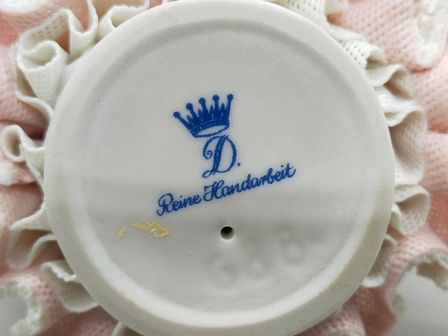 Dresdner Porzellan Figur – Elegante Dame im rosa Spitzenkleid