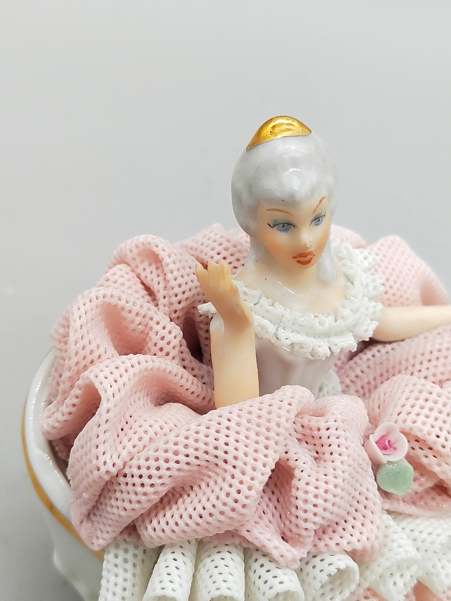 Dresdner Porzellanfigur Rokoko Dame im Spitzenkleid Handarbeit