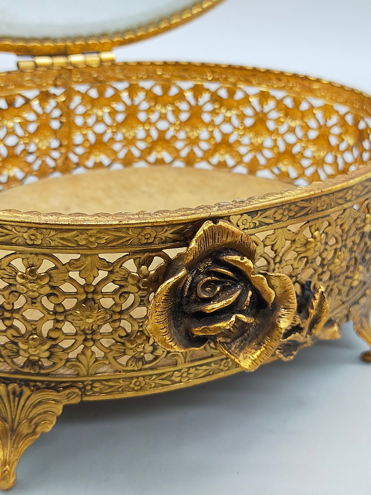 Antike Vintage Schmuckschatulle mit Glasdeckel und Rosen-Dekor