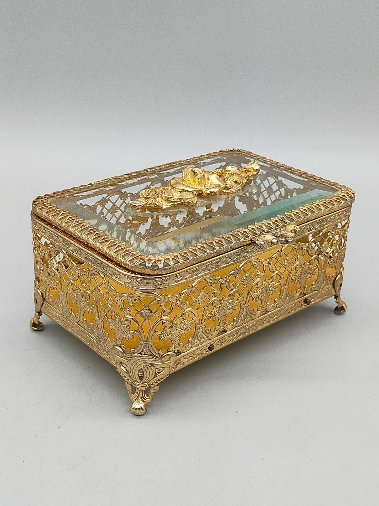 Antike Ormolu Schmuckschatulle mit Glasdeckel und Rosen-Dekor