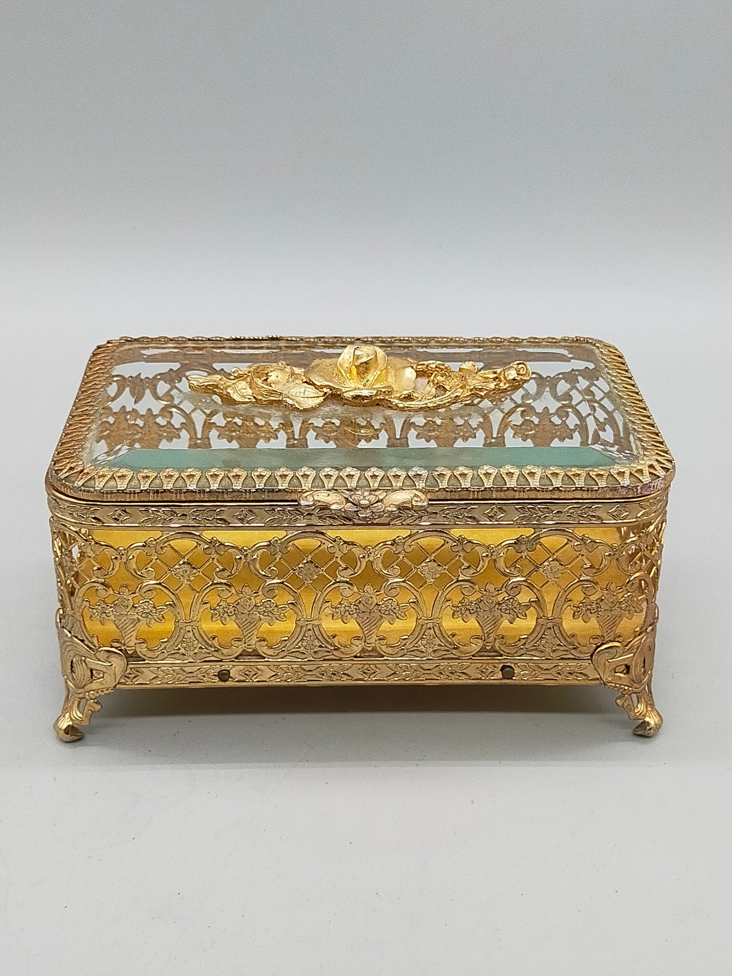 Antike Ormolu Schmuckschatulle mit Glasdeckel und Rosen-Dekor