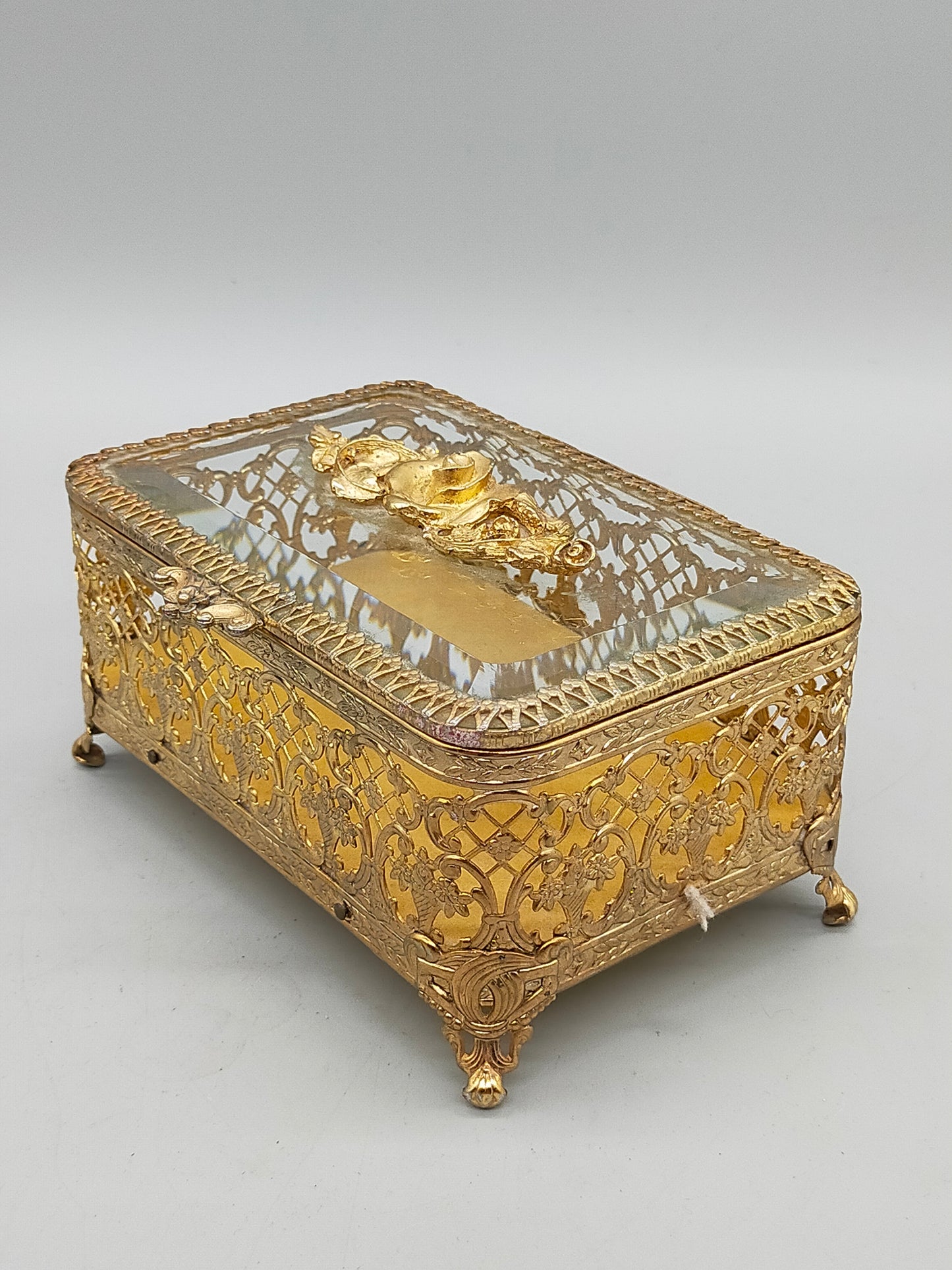 Antike Ormolu Schmuckschatulle mit Glasdeckel und Rosen-Dekor