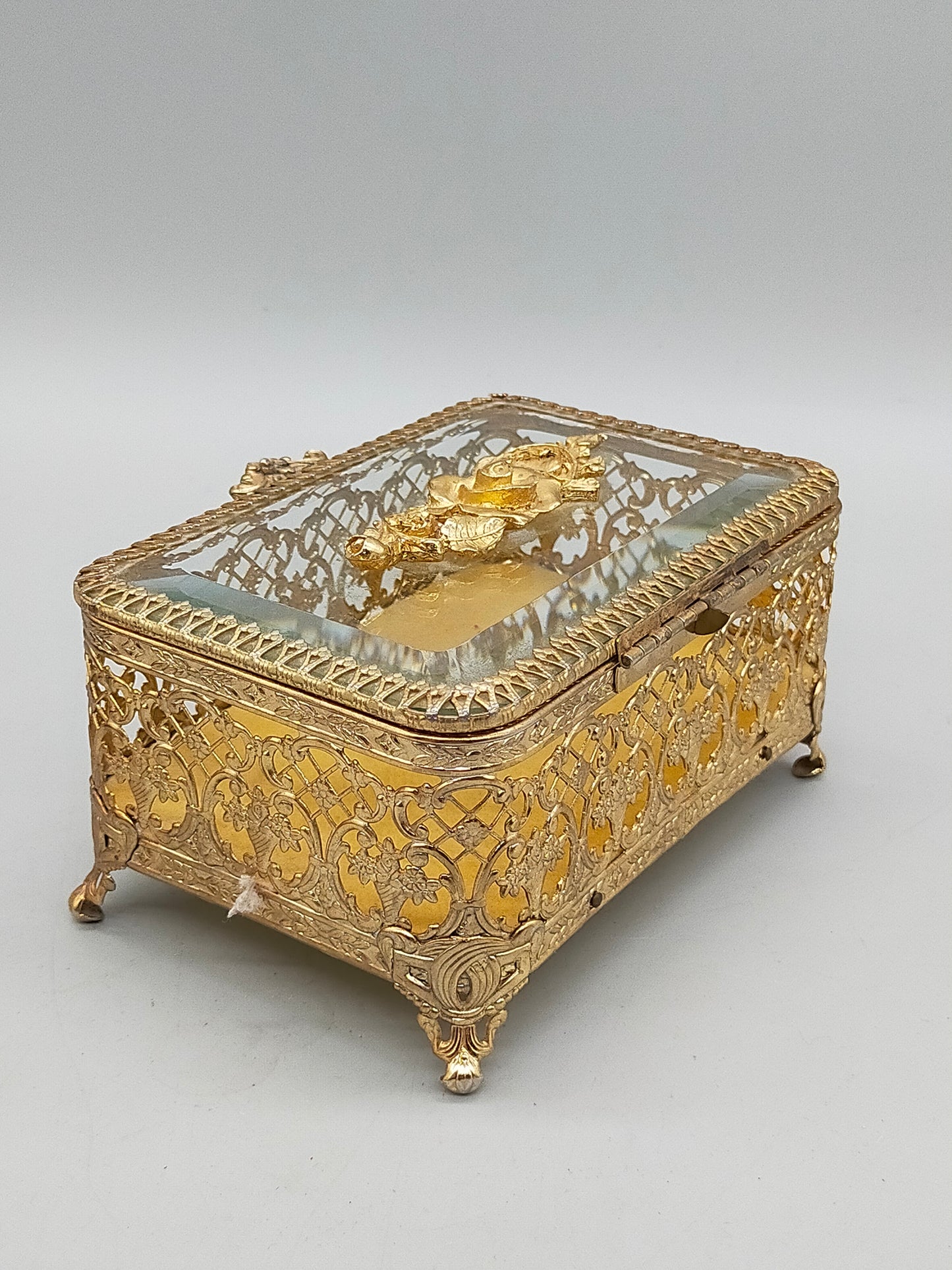 Antike Ormolu Schmuckschatulle mit Glasdeckel und Rosen-Dekor