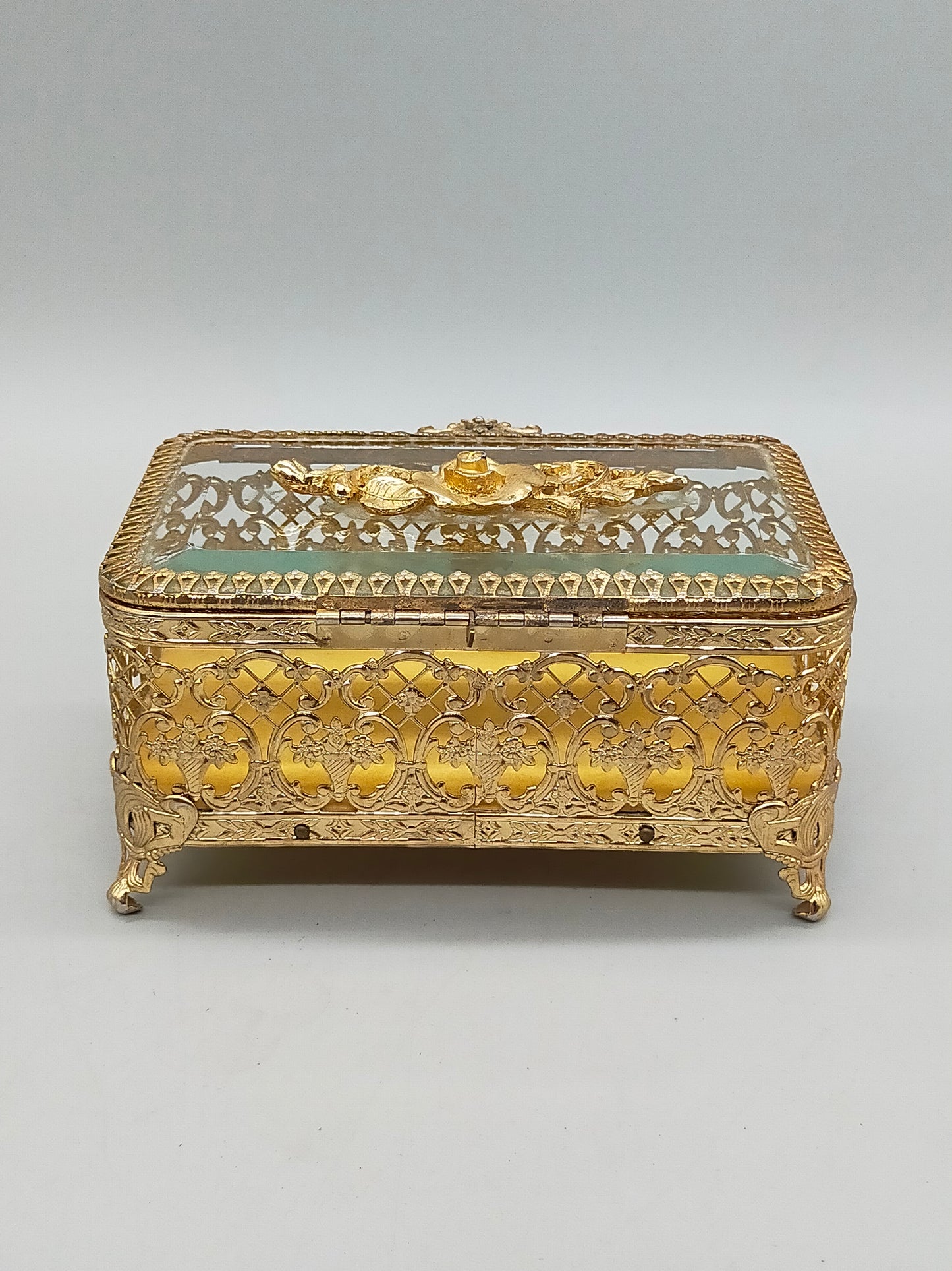 Antike Ormolu Schmuckschatulle mit Glasdeckel und Rosen-Dekor