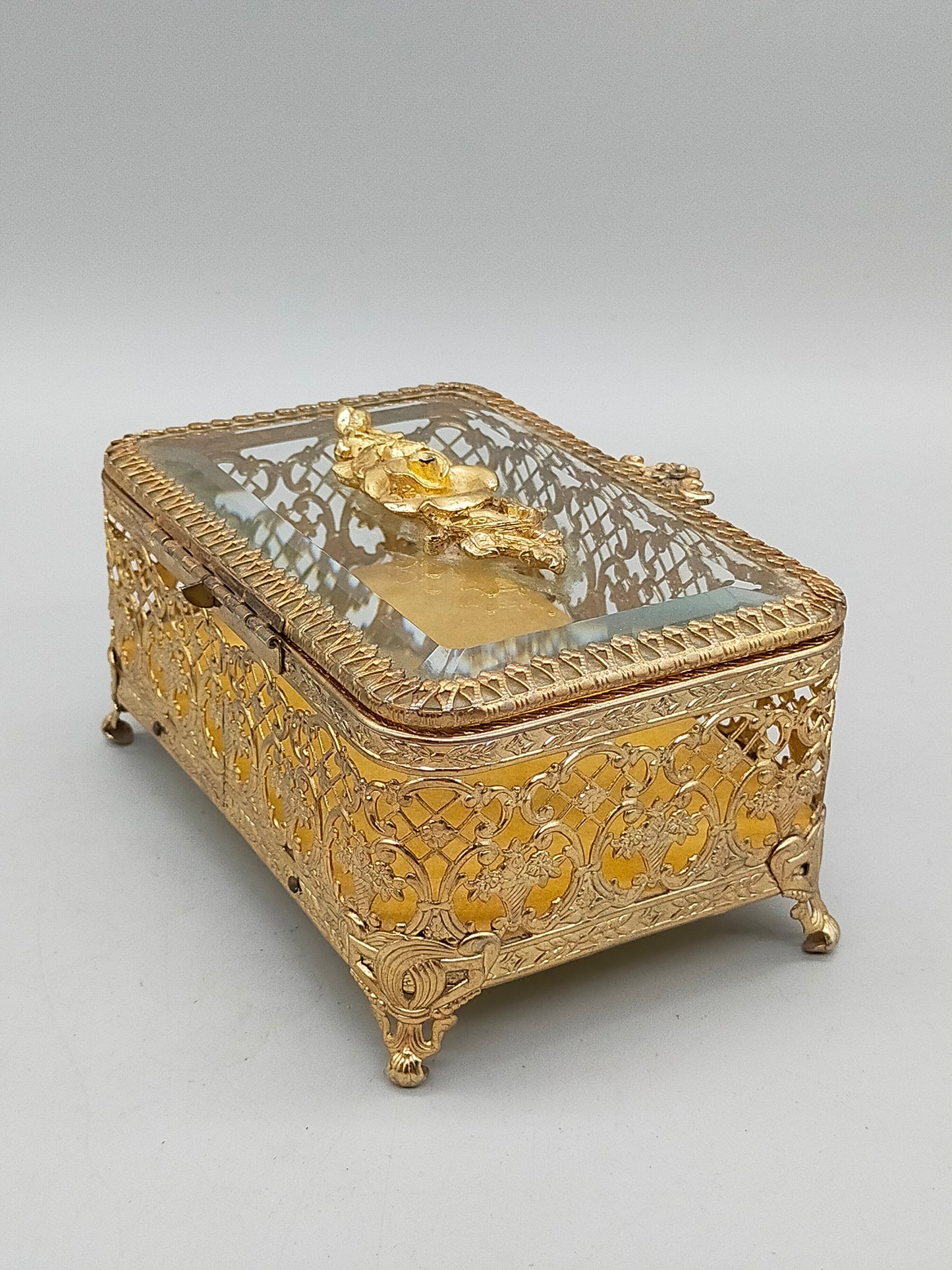 Antike Ormolu Schmuckschatulle mit Glasdeckel und Rosen-Dekor