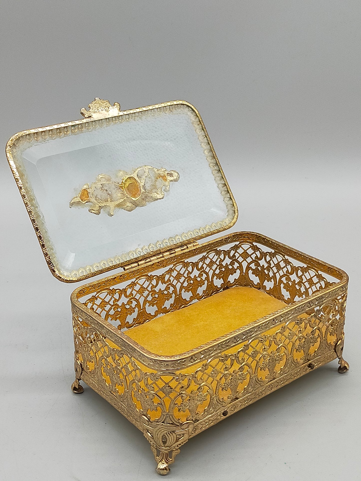Antike Ormolu Schmuckschatulle mit Glasdeckel und Rosen-Dekor