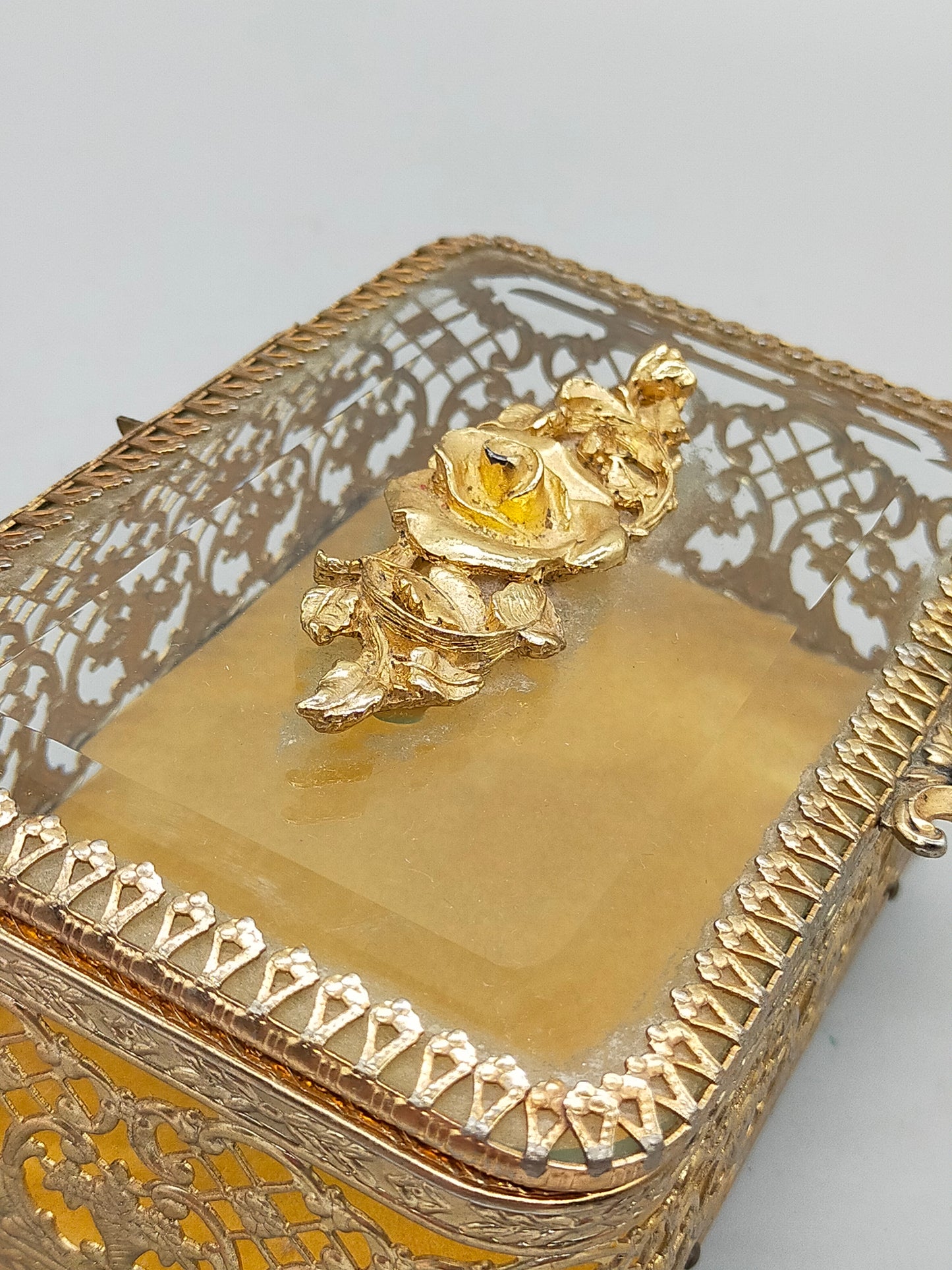 Antike Ormolu Schmuckschatulle mit Glasdeckel und Rosen-Dekor