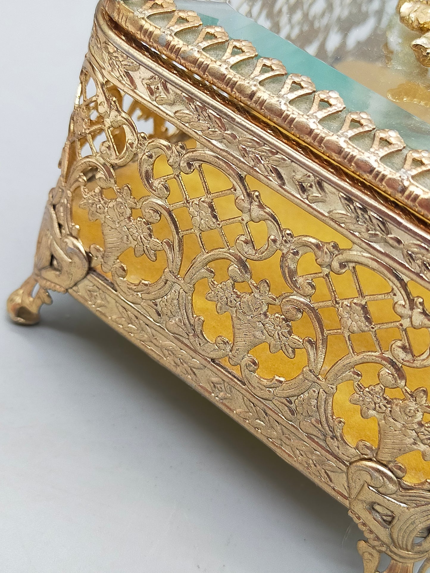Antike Ormolu Schmuckschatulle mit Glasdeckel und Rosen-Dekor