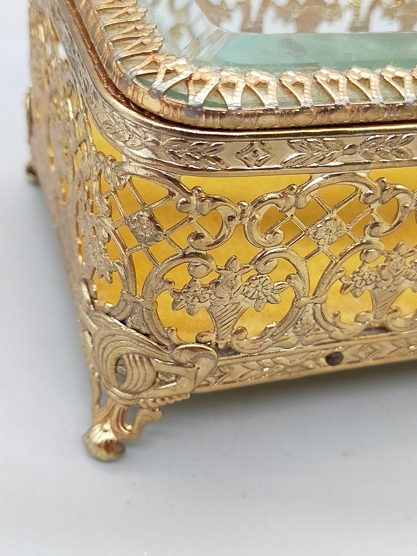 Antike Ormolu Schmuckschatulle mit Glasdeckel und Rosen-Dekor