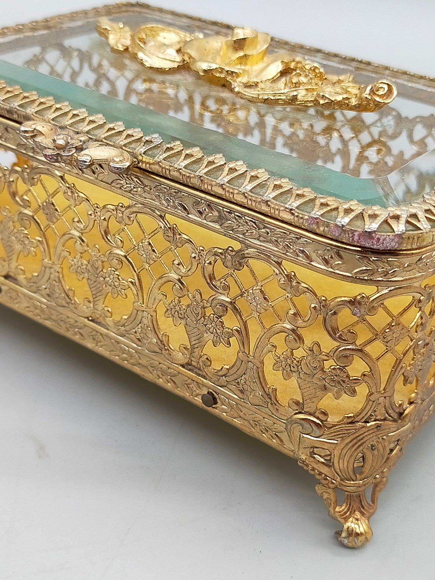 Antike Ormolu Schmuckschatulle mit Glasdeckel und Rosen-Dekor