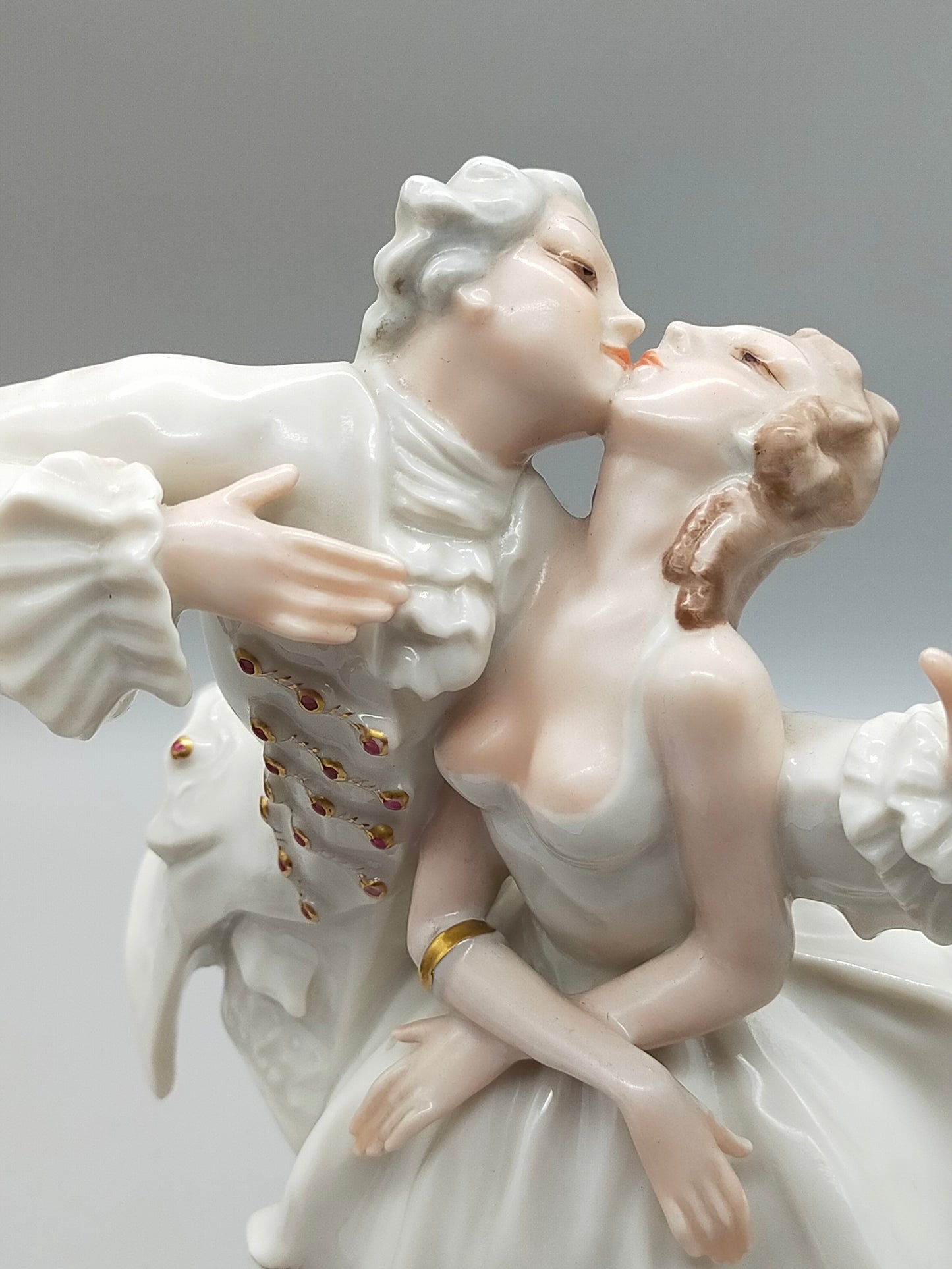 Hutschenreuther Porzellanfigur „Der Kuss“ von Karl Tutter