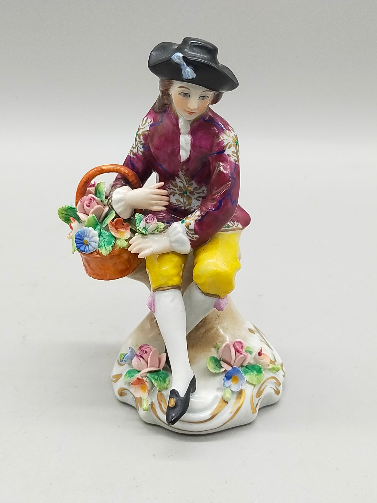 Sitzendorf Porzellan Figur Kavalier mit Blumenkorb Handbemalt