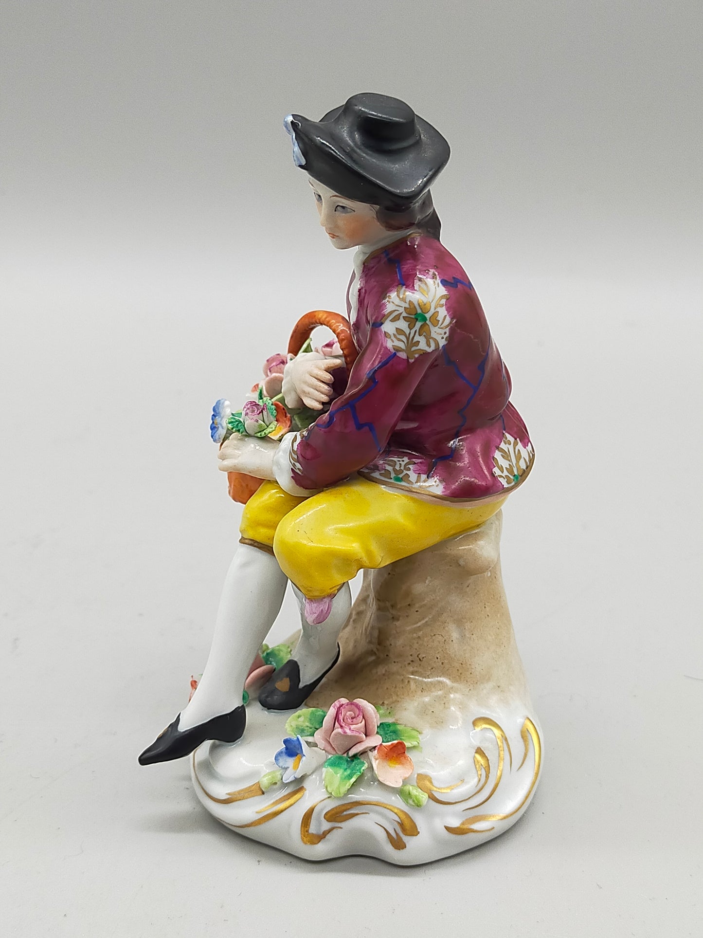 Sitzendorf Porzellan Figur Kavalier mit Blumenkorb Handbemalt