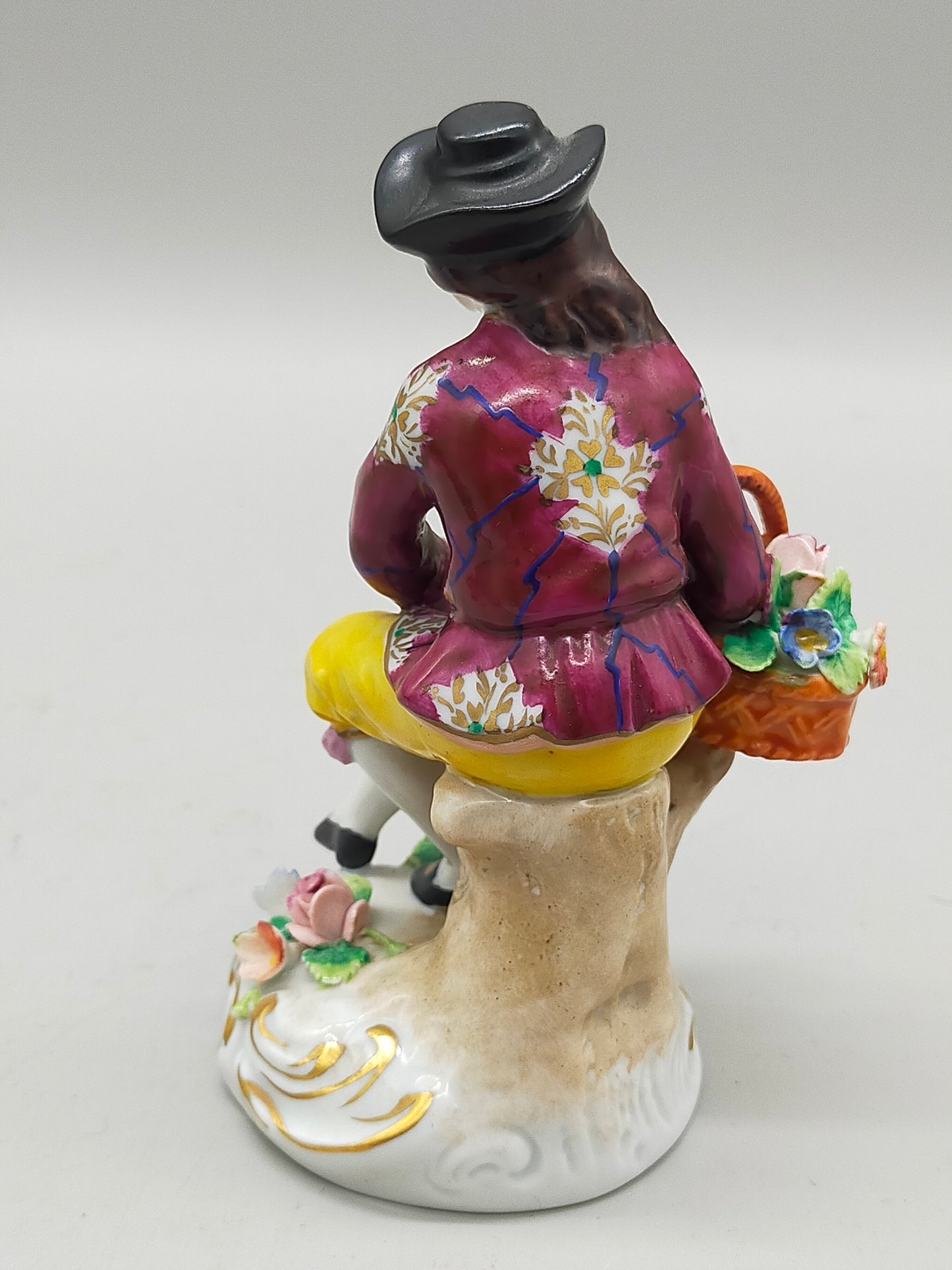 Sitzendorf Porzellan Figur Kavalier mit Blumenkorb Handbemalt