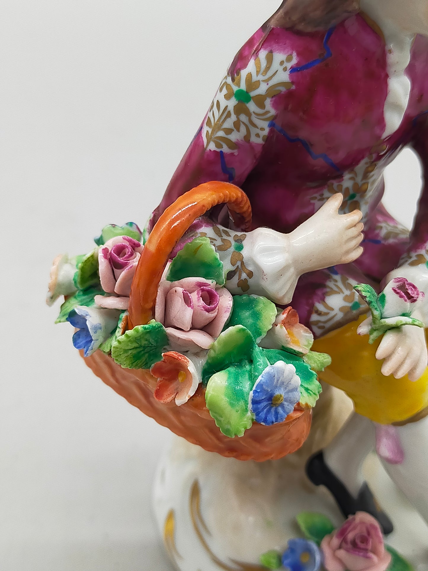 Sitzendorf Porzellan Figur Kavalier mit Blumenkorb Handbemalt