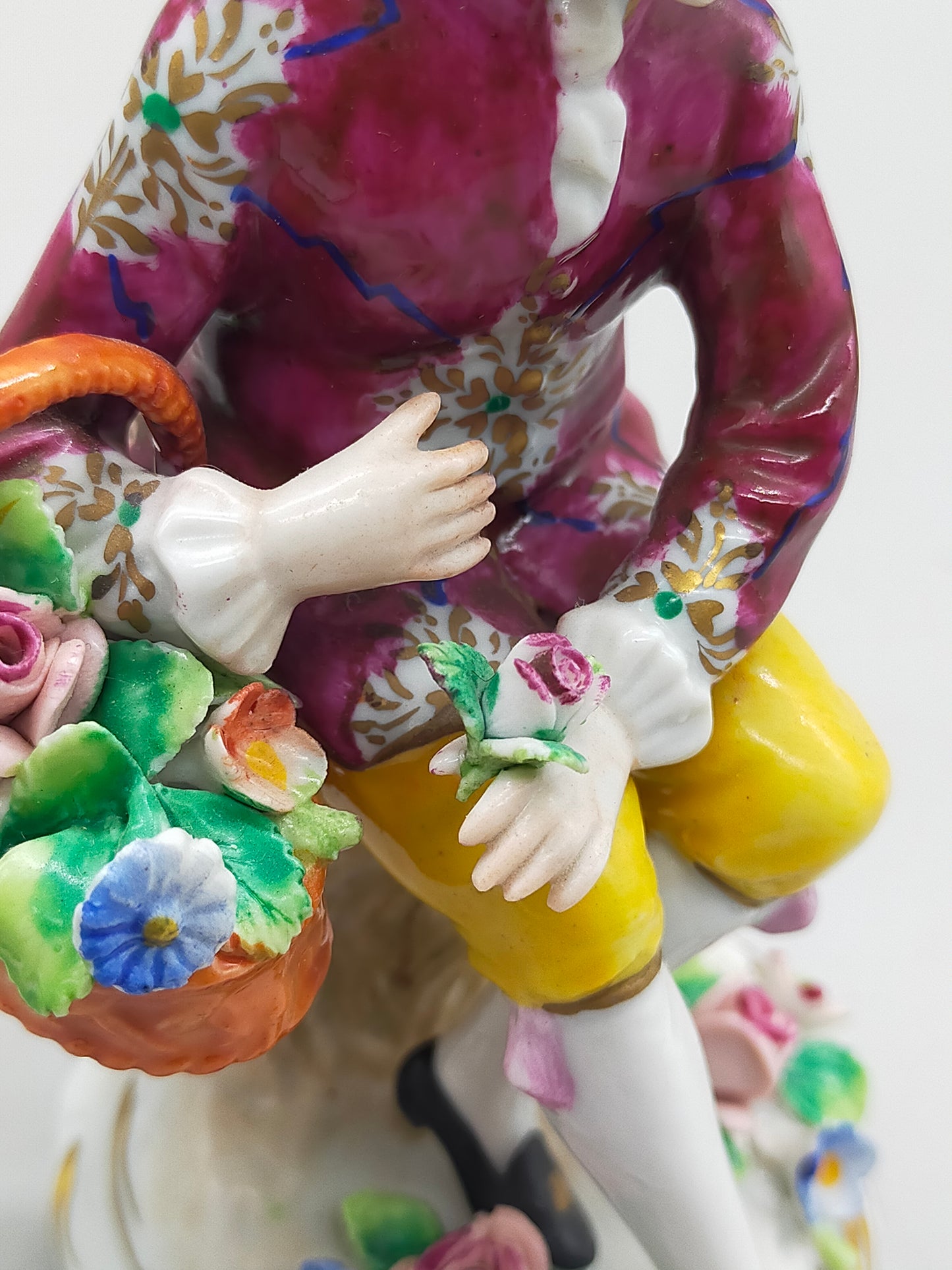 Sitzendorf Porzellan Figur Kavalier mit Blumenkorb Handbemalt