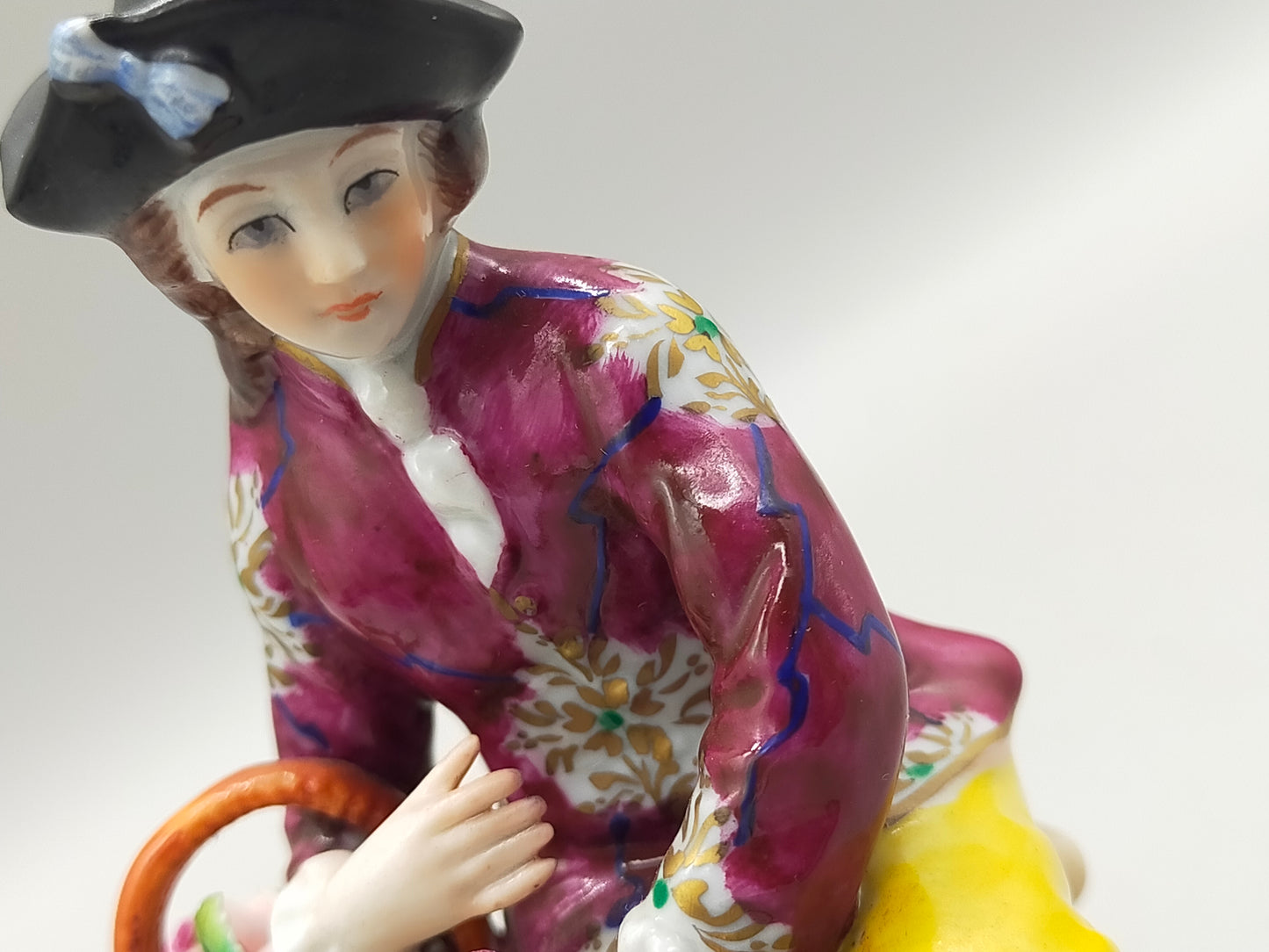 Sitzendorf Porzellan Figur Kavalier mit Blumenkorb Handbemalt