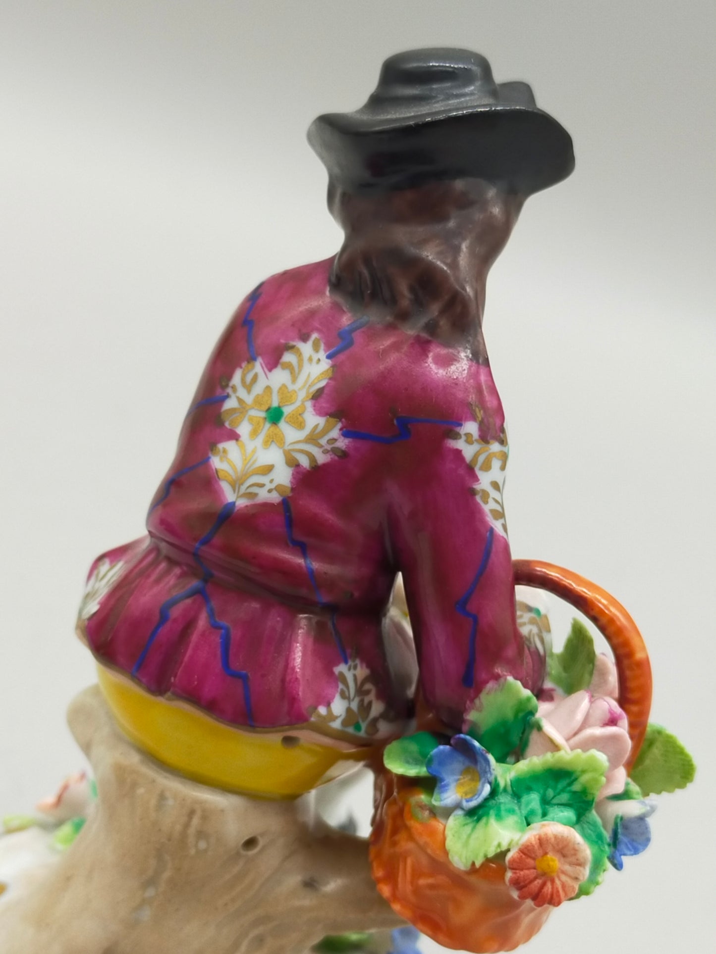 Sitzendorf Porzellan Figur Kavalier mit Blumenkorb Handbemalt