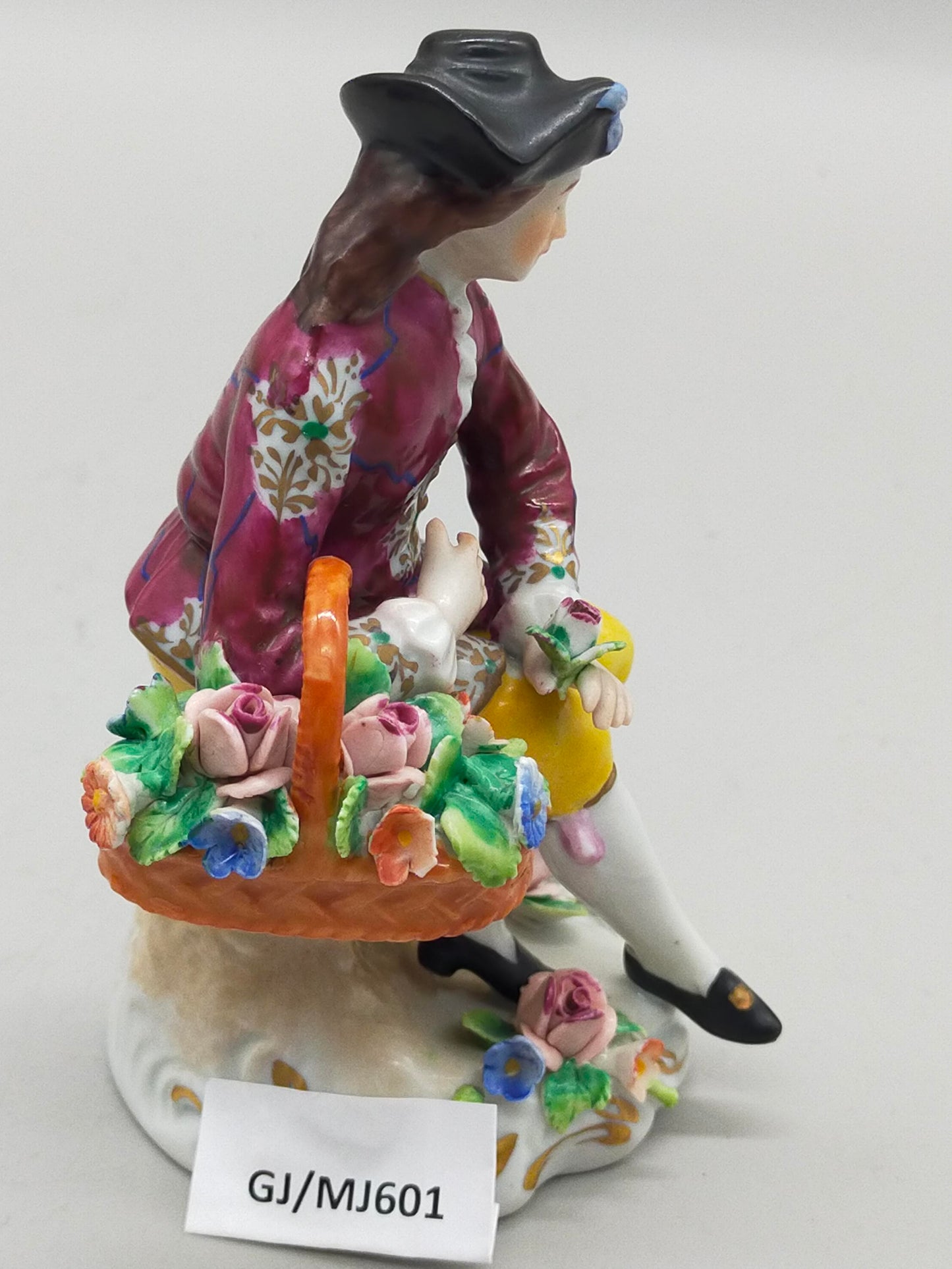 Sitzendorf Porzellan Figur Kavalier mit Blumenkorb Handbemalt