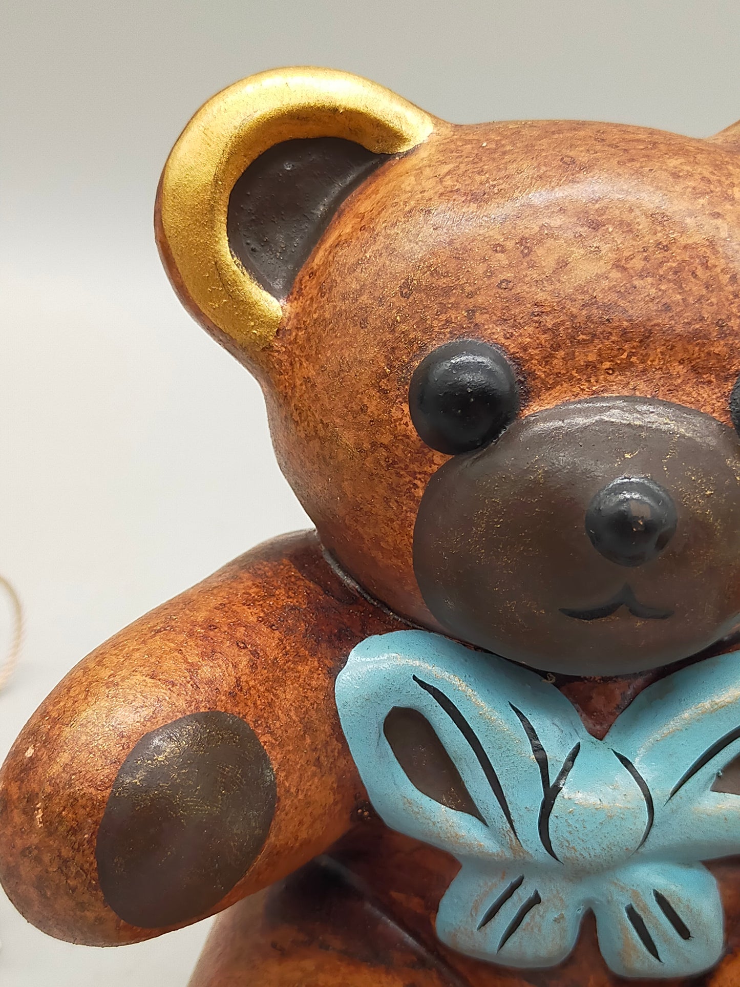 Original THUN Keramik Teddy Bär mit blauer Schleife