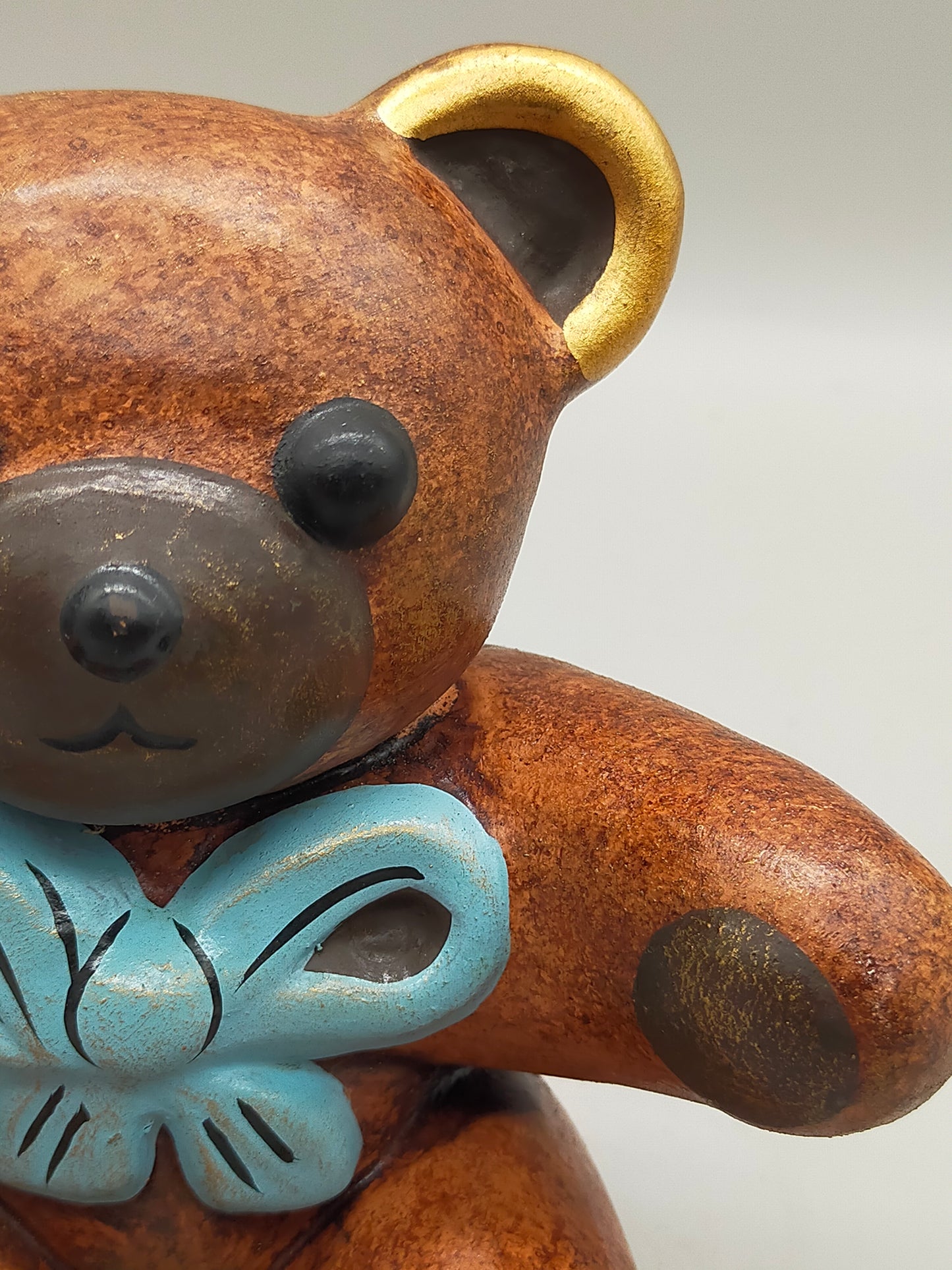 Original THUN Keramik Teddy Bär mit blauer Schleife