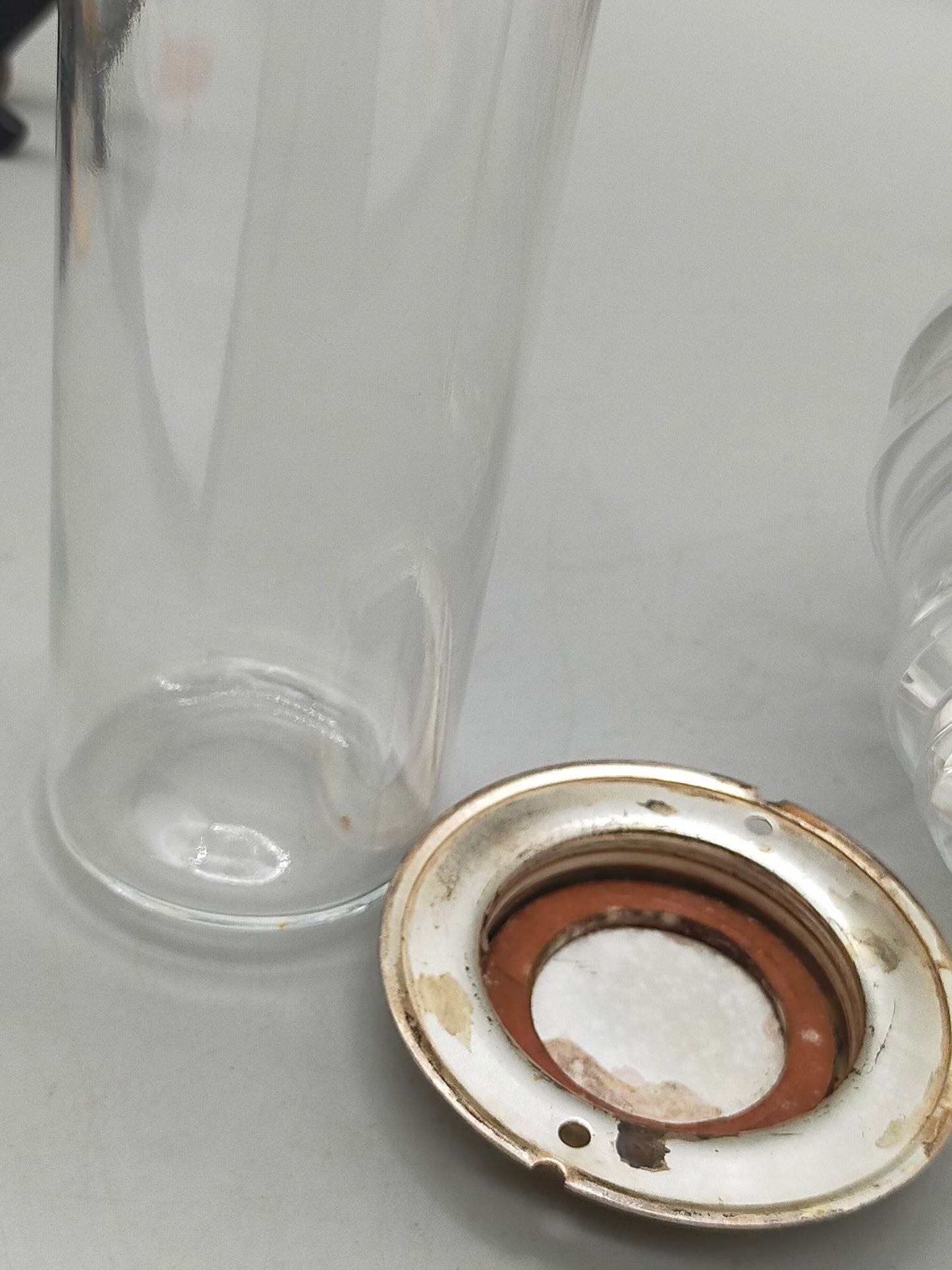 Eleganter Glaskrug Stilvoller Eiskrug mit Einsatz