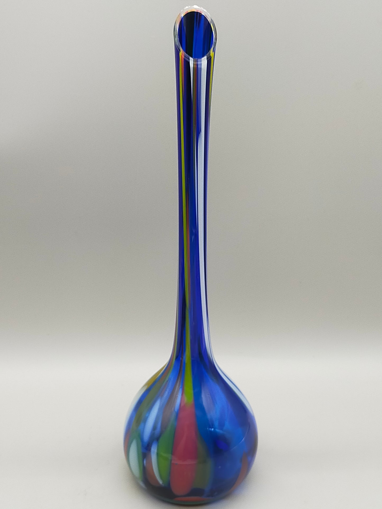 Farbenfrohe Murano Glasvase Schlankes Design für Liebhaber