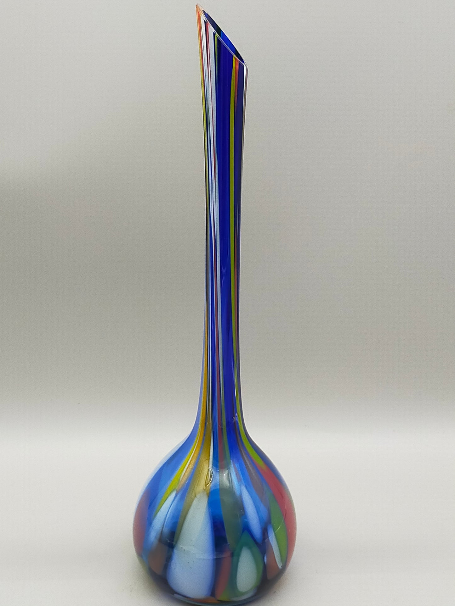 Farbenfrohe Murano Glasvase Schlankes Design für Liebhaber