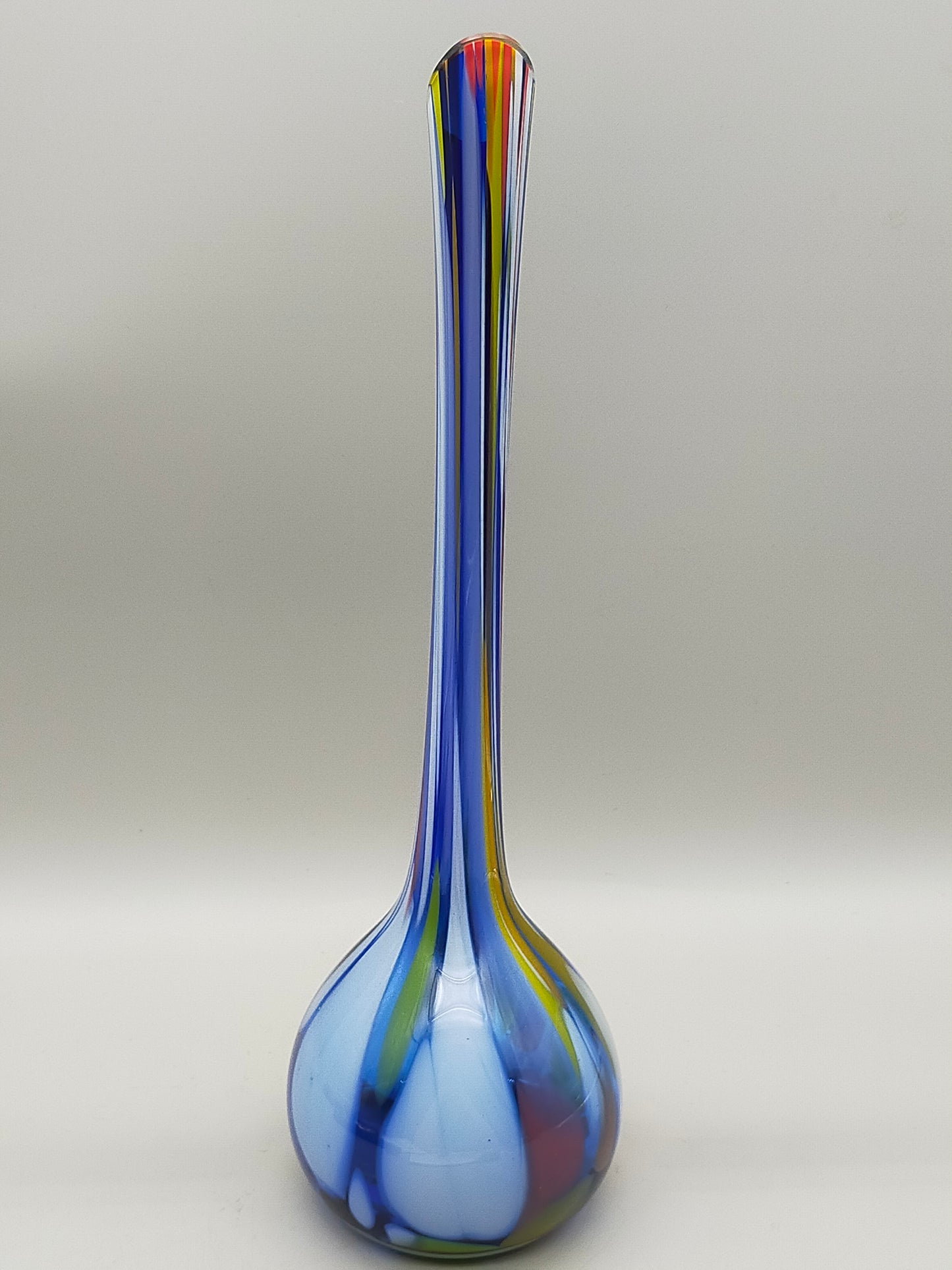 Farbenfrohe Murano Glasvase Schlankes Design für Liebhaber