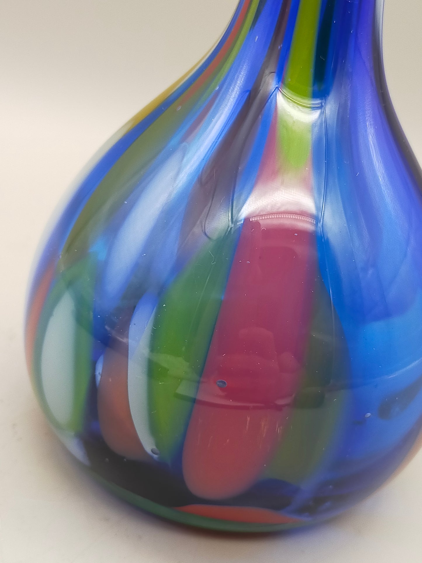 Farbenfrohe Murano Glasvase Schlankes Design für Liebhaber