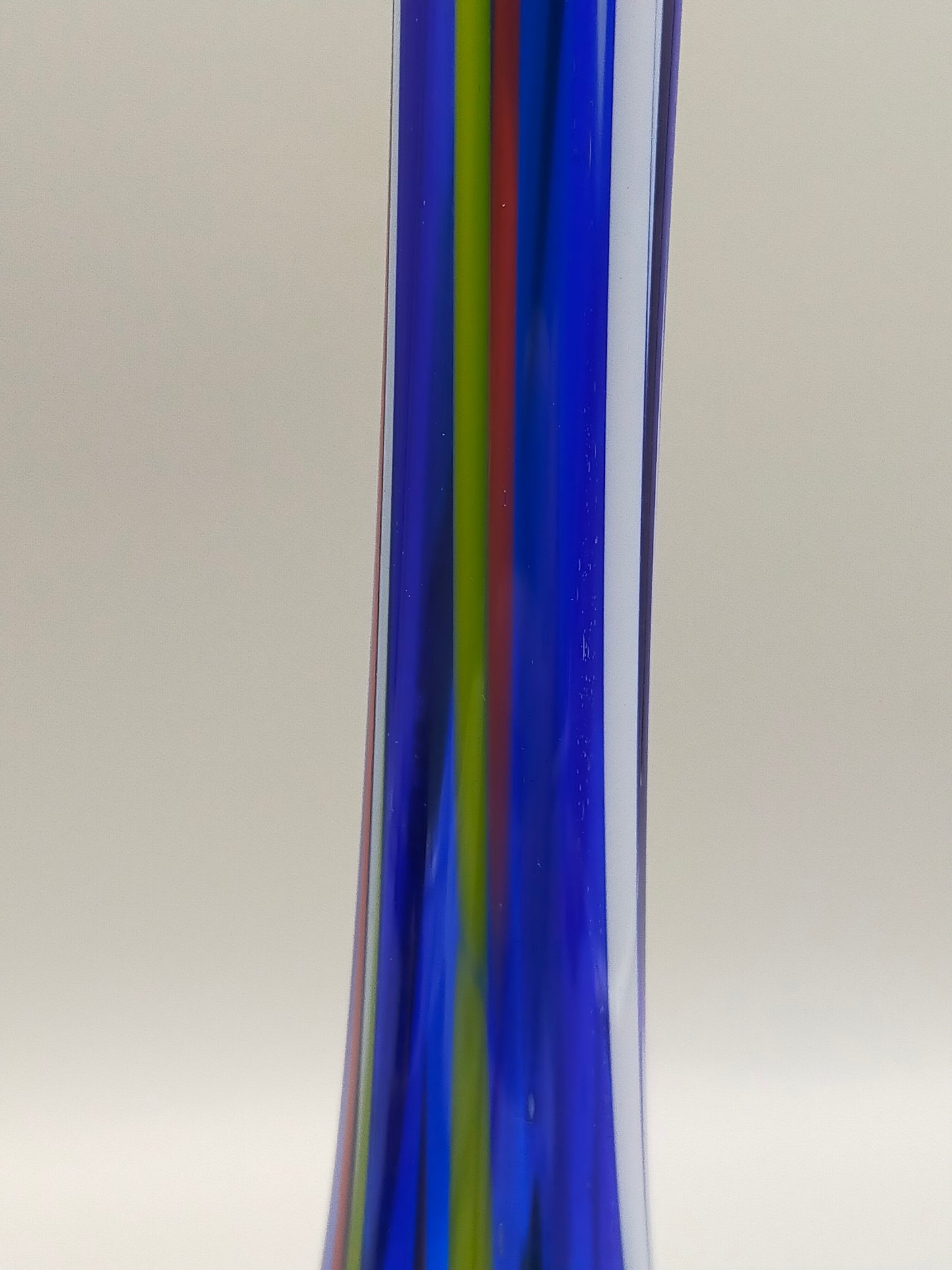 Farbenfrohe Murano Glasvase Schlankes Design für Liebhaber