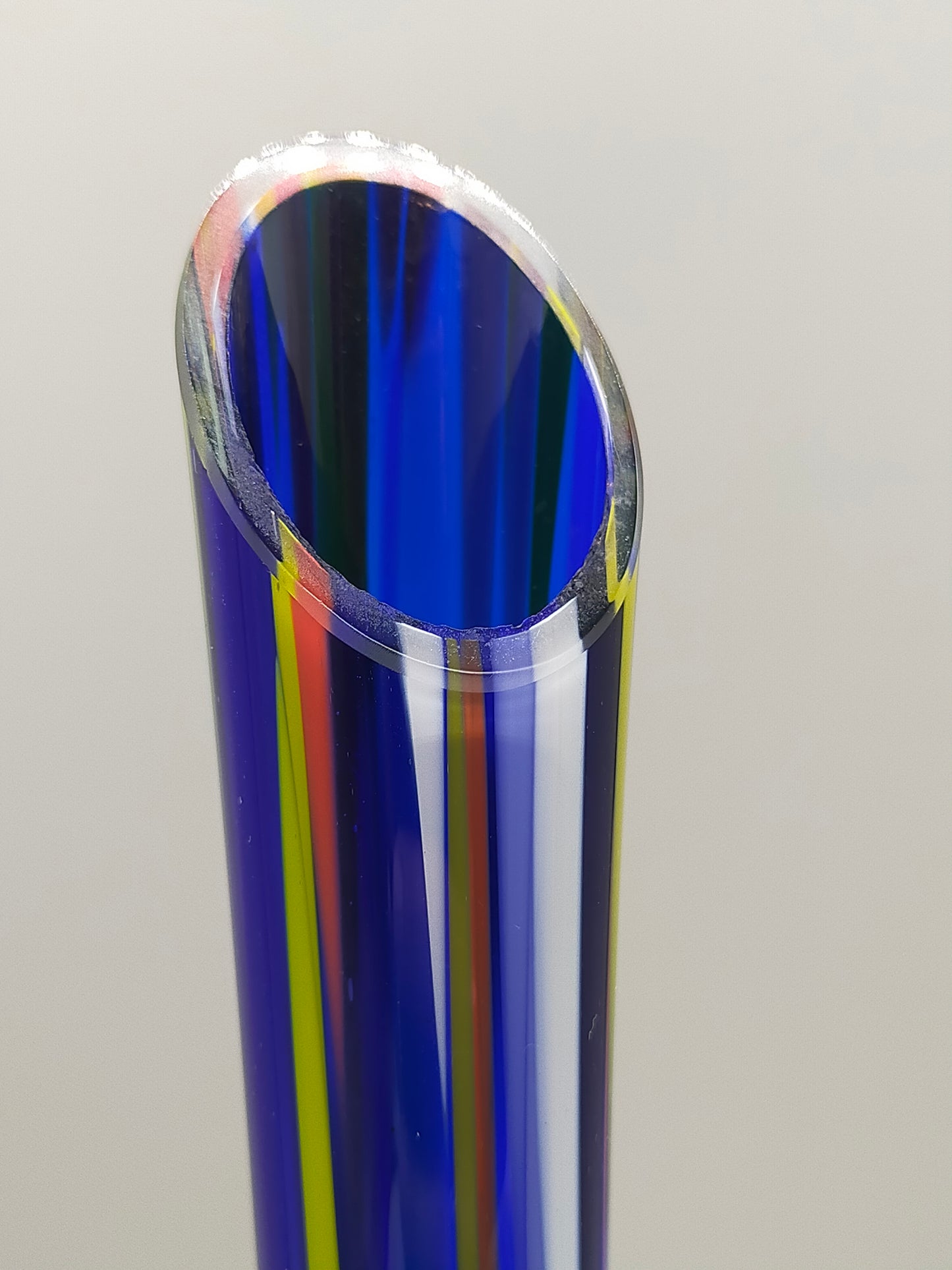 Farbenfrohe Murano Glasvase Schlankes Design für Liebhaber