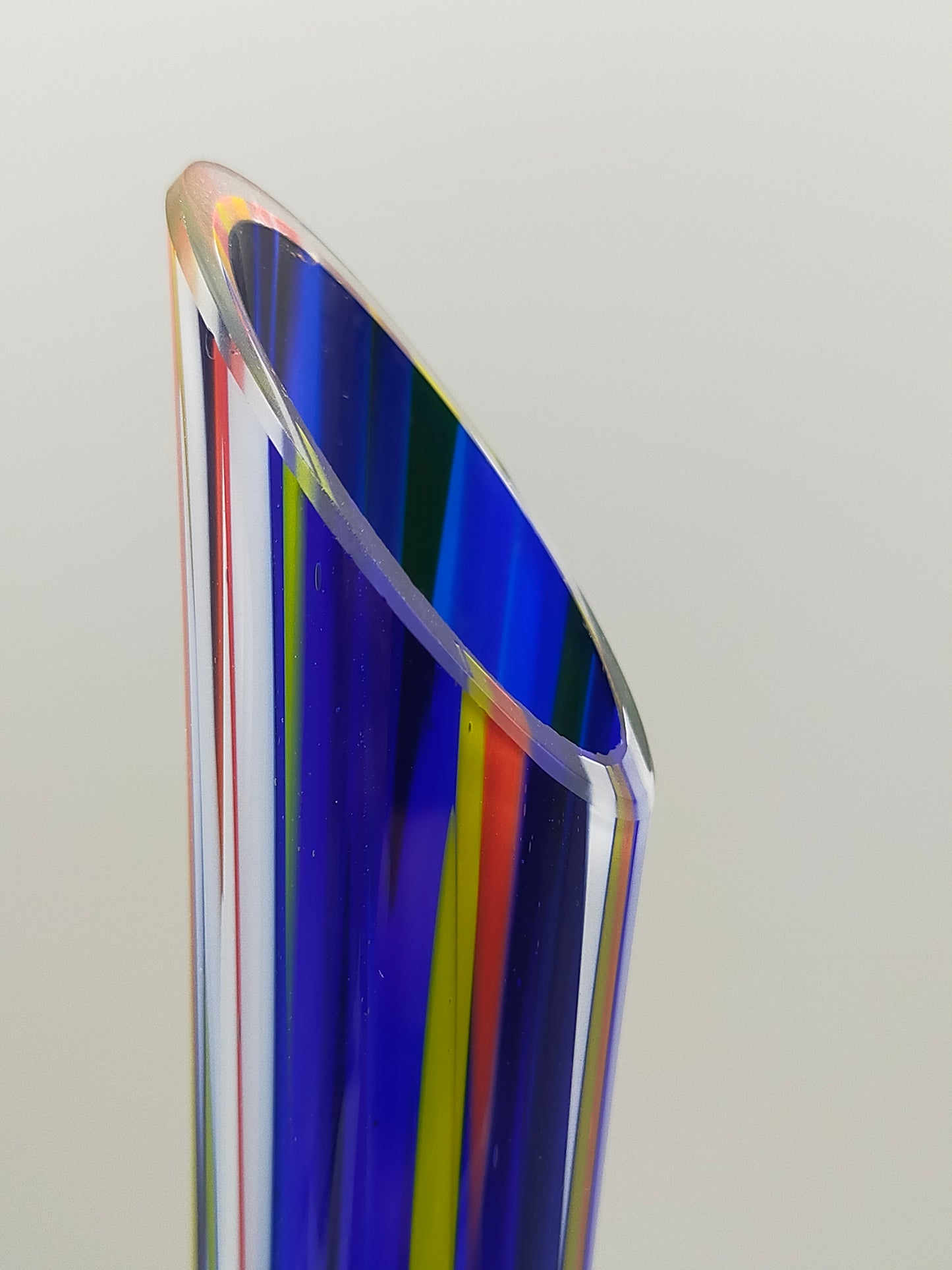 Farbenfrohe Murano Glasvase Schlankes Design für Liebhaber