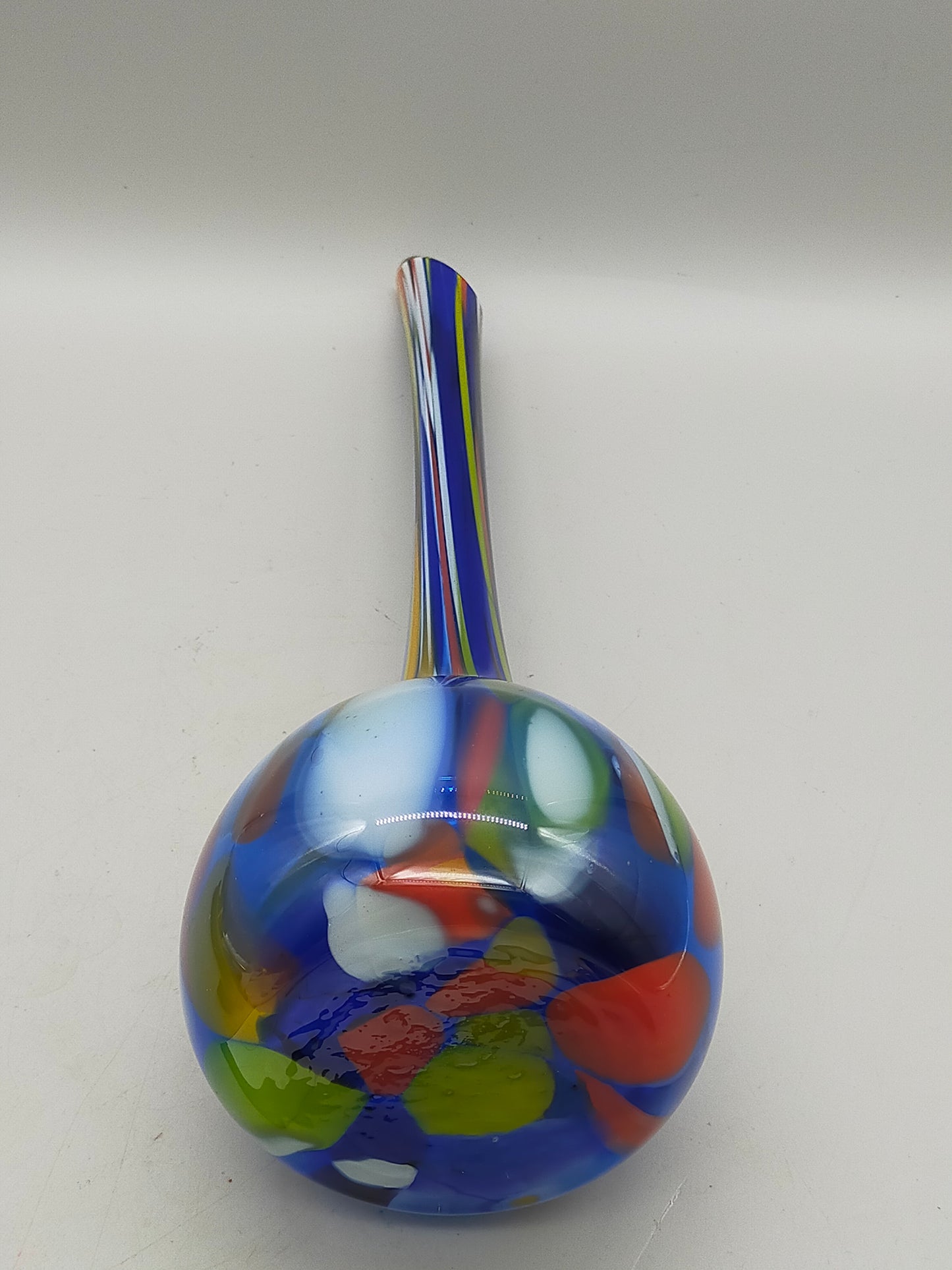 Farbenfrohe Murano Glasvase Schlankes Design für Liebhaber