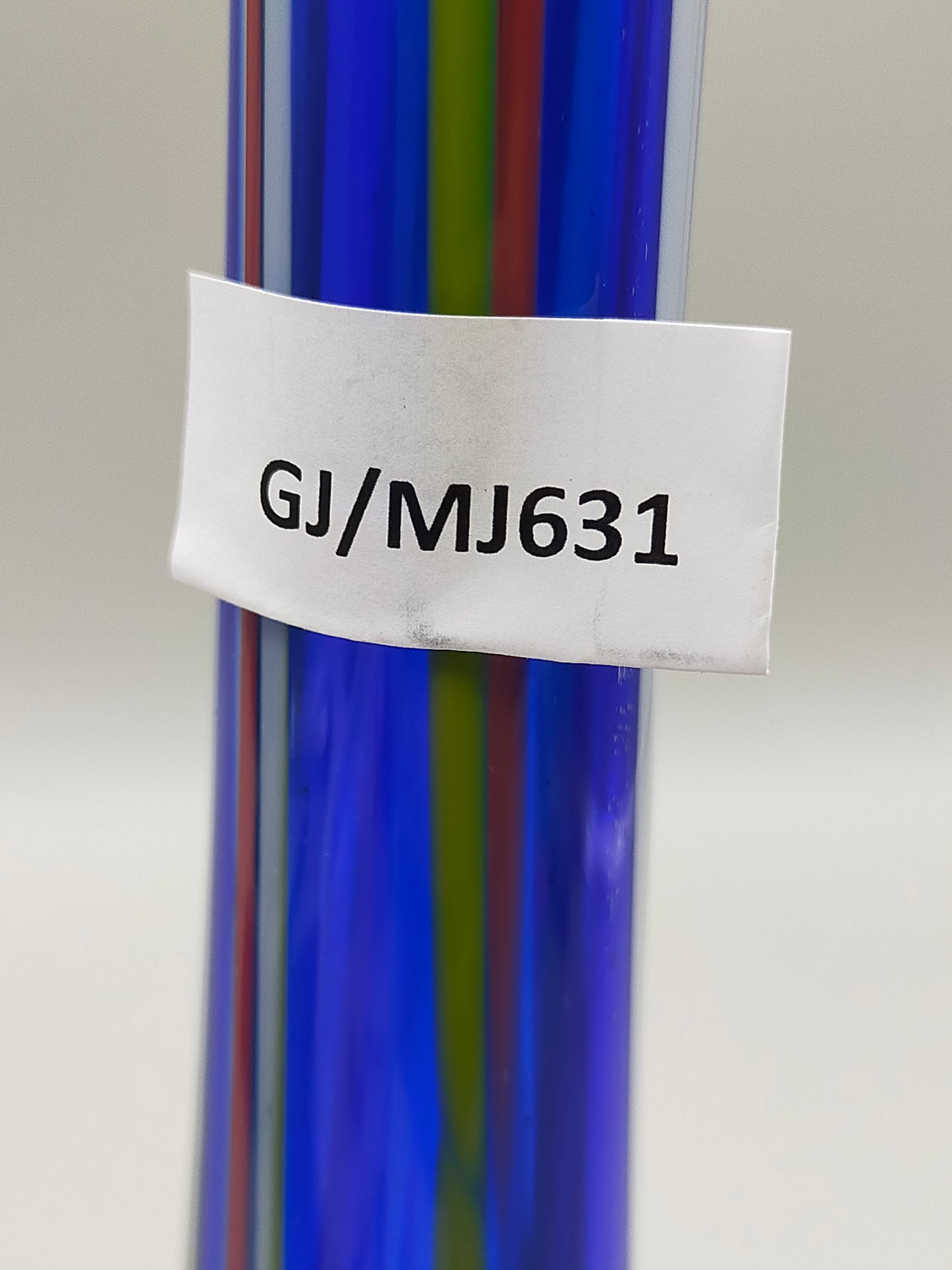 Farbenfrohe Murano Glasvase Schlankes Design für Liebhaber