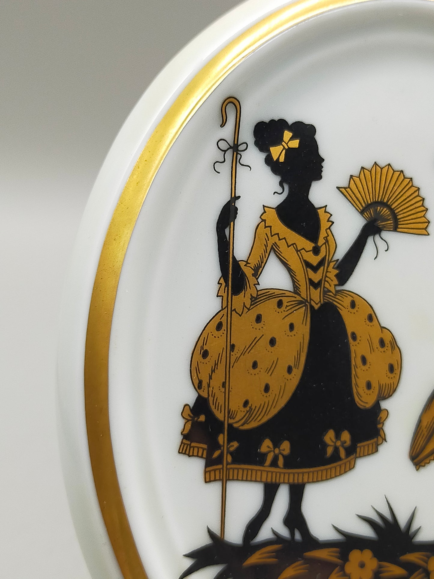 Elegantes Silhouette Porzellanbild Rokoko Paar mit Goldrand