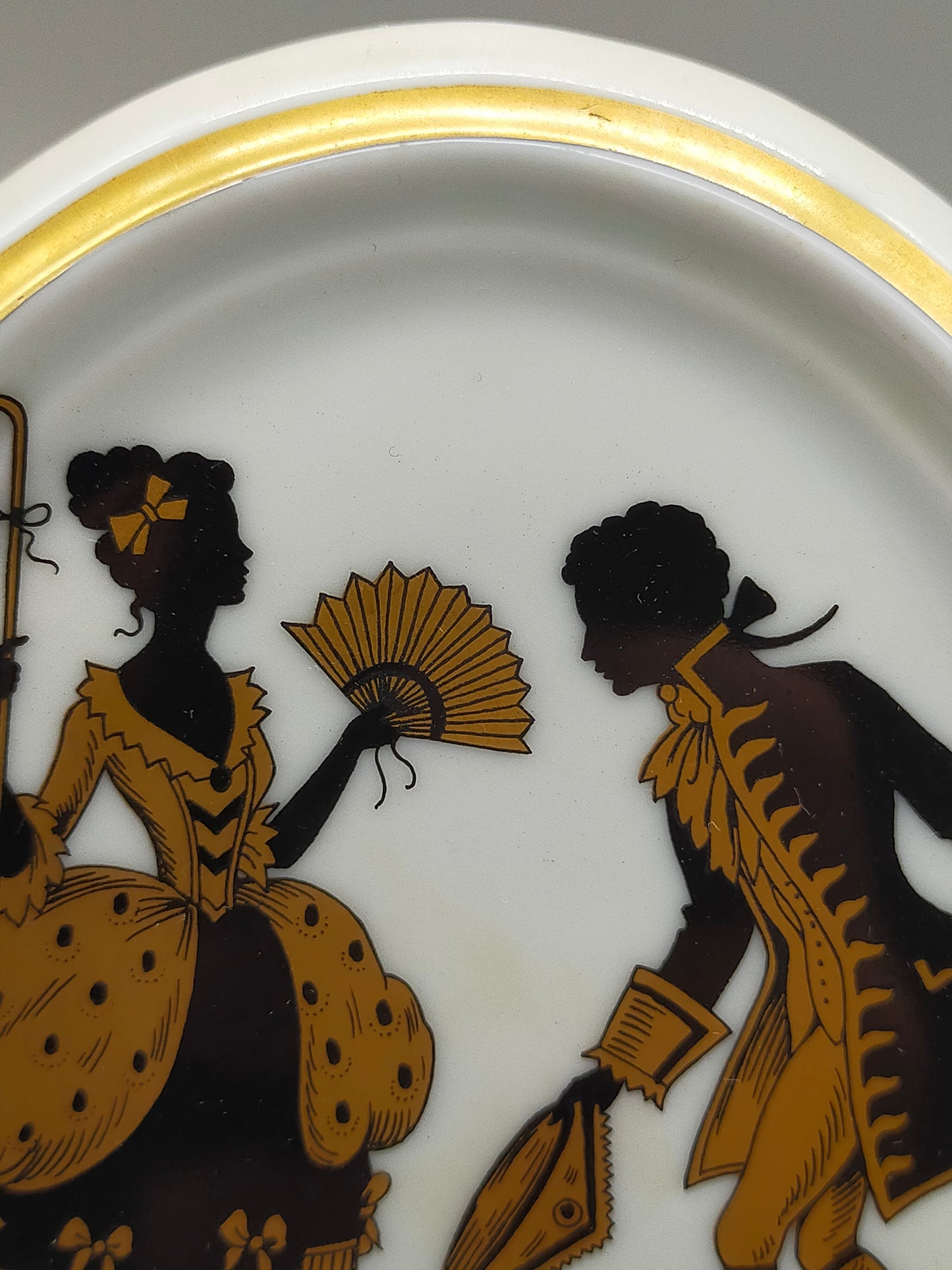 Elegantes Silhouette Porzellanbild Rokoko Paar mit Goldrand