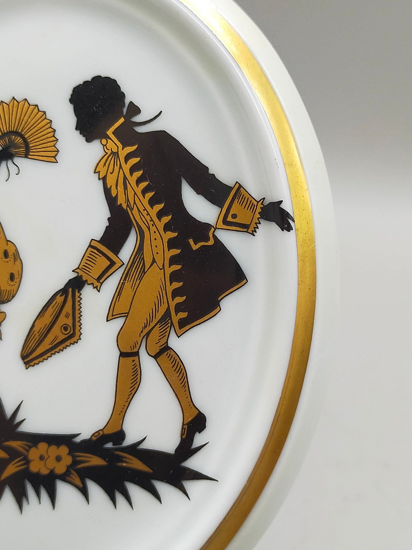Elegantes Silhouette Porzellanbild Rokoko Paar mit Goldrand