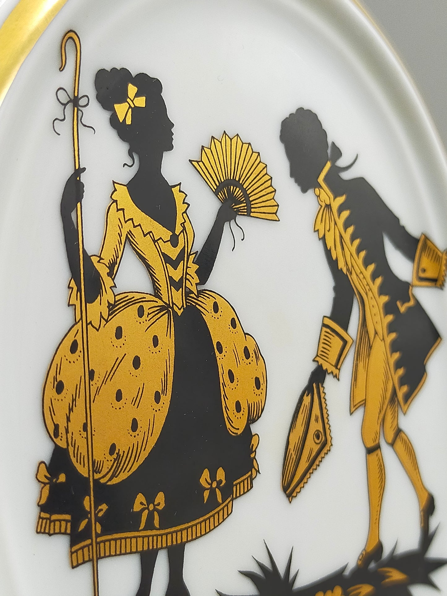 Elegantes Silhouette Porzellanbild Rokoko Paar mit Goldrand