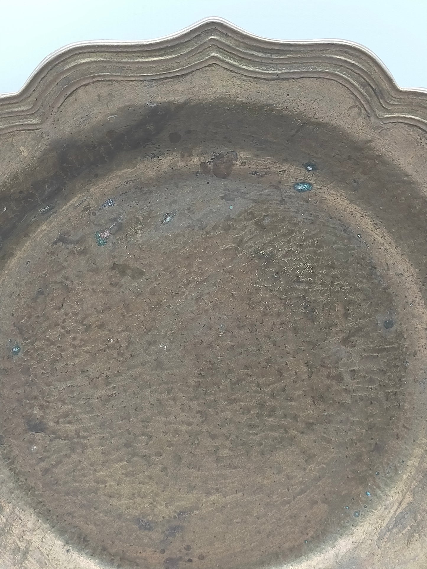 Antike Messing Schale mit geschwungenem Rand